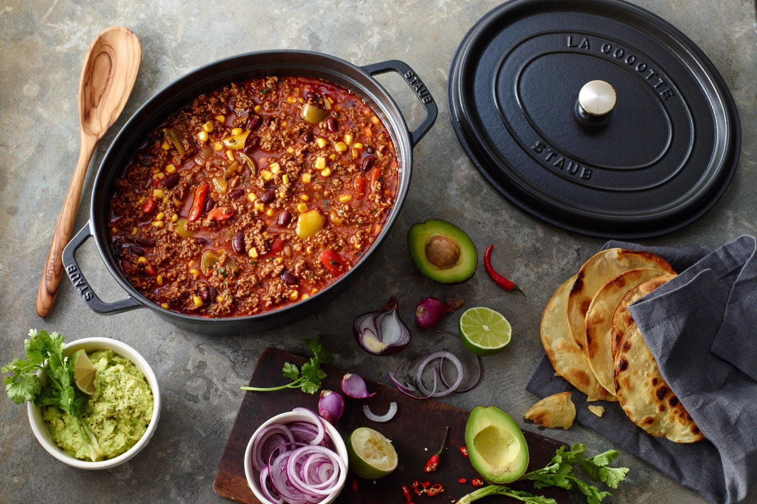 Hochwertige ovale Cocotte von Staub mit 6,7 l Volumen, ideal für die Zubereitung von herzhaften Gerichten und besonderen Anlässen.