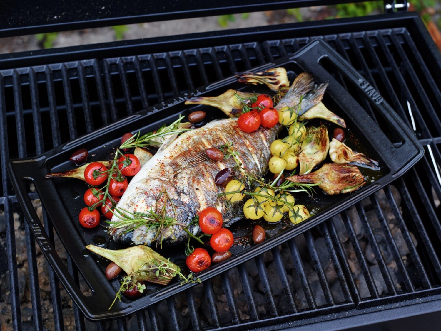 Schwarze Teppanyaki- und Grillplatte von Staub, 38x25 cm, ideal für vielseitige Grill- und Kochanwendungen in der Küche.