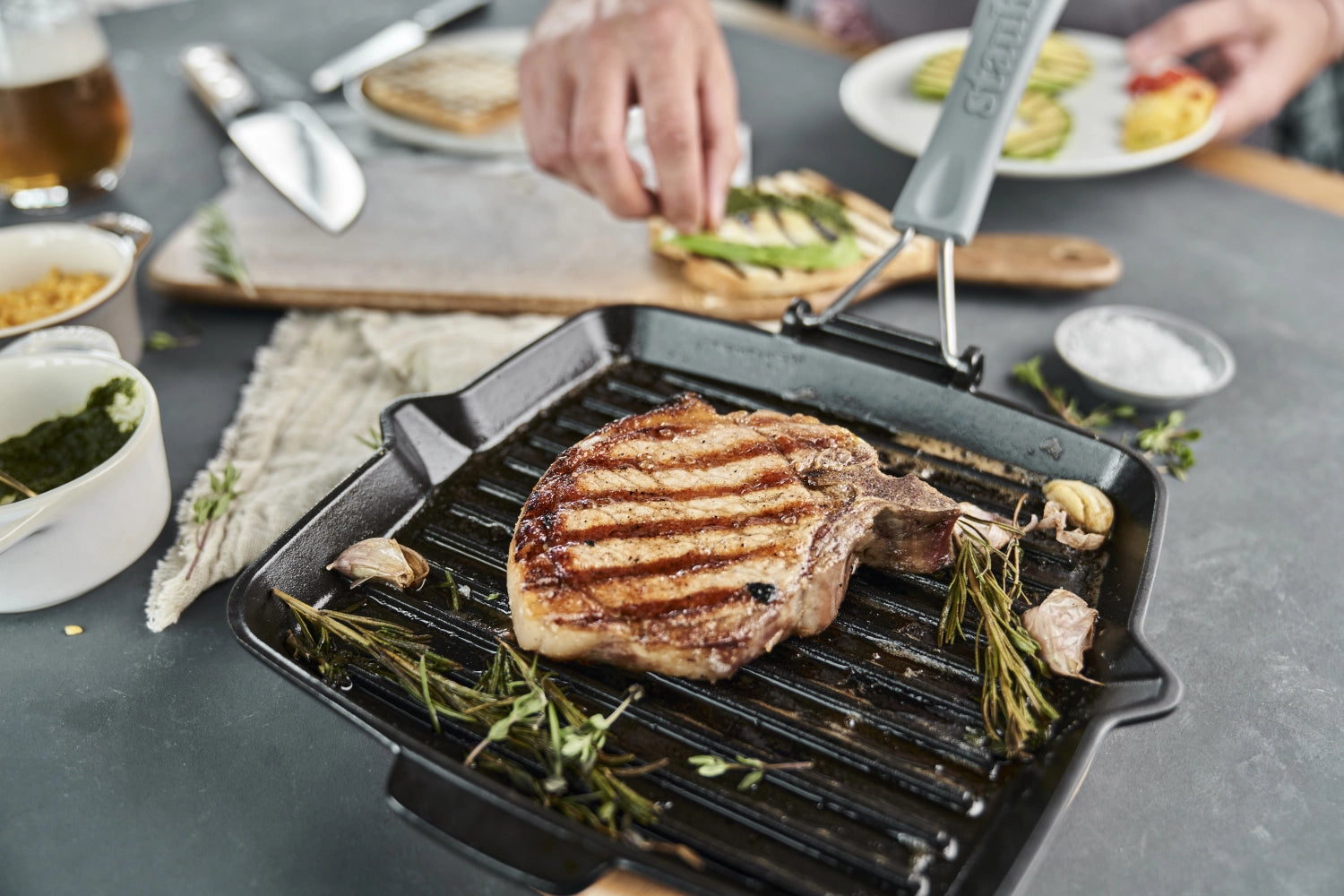 Quadratische Grillpfanne aus hochwertigem Gusseisen von Staub, ideal zum Grillen von Fleisch und Gemüse mit gleichmäßiger Hitzeverteilung.