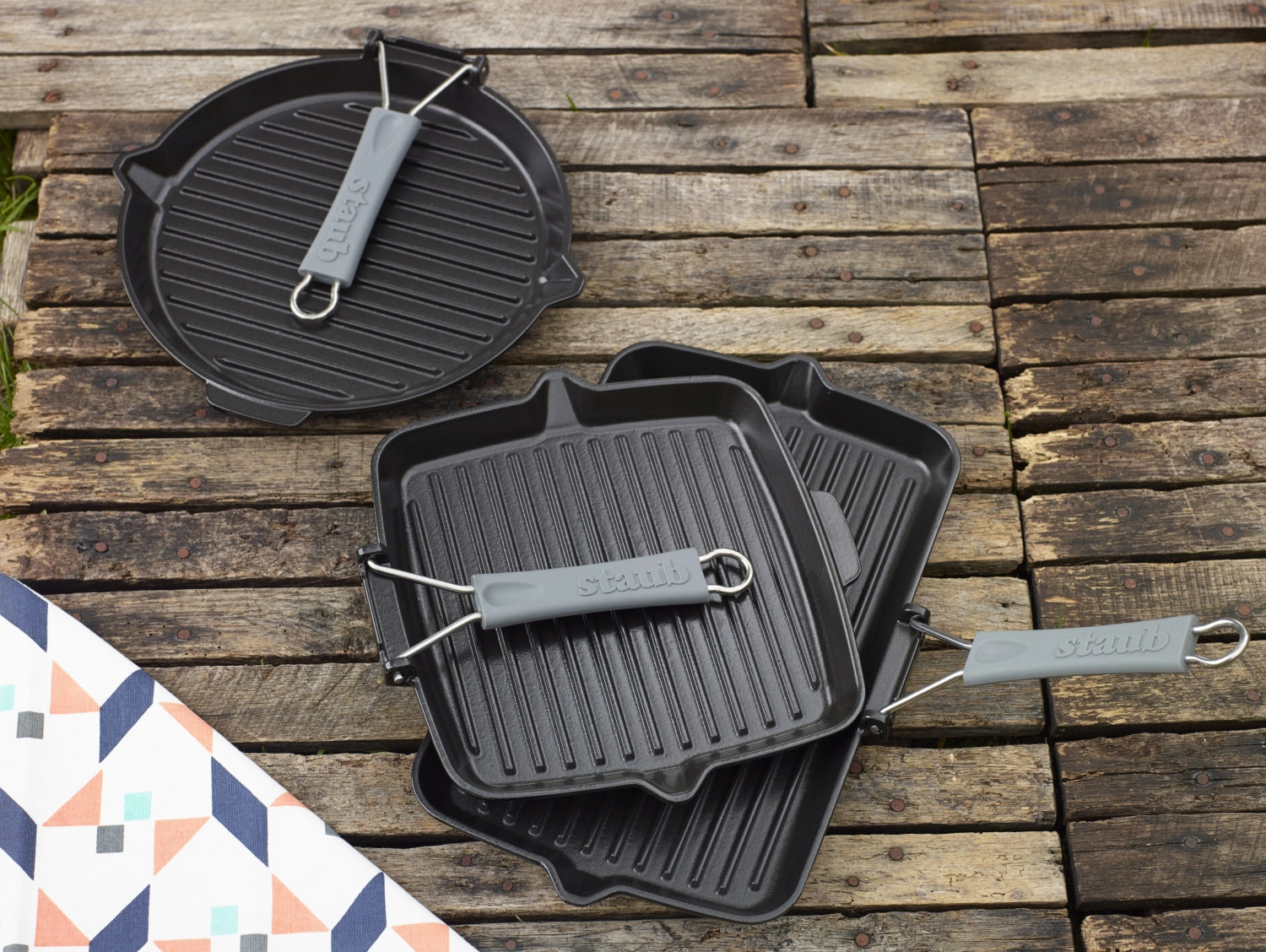 Quadratische Grillpfanne aus hochwertigem Gusseisen von Staub, ideal für schmackhafte Grillgerichte mit optimaler Wärmeverteilung.