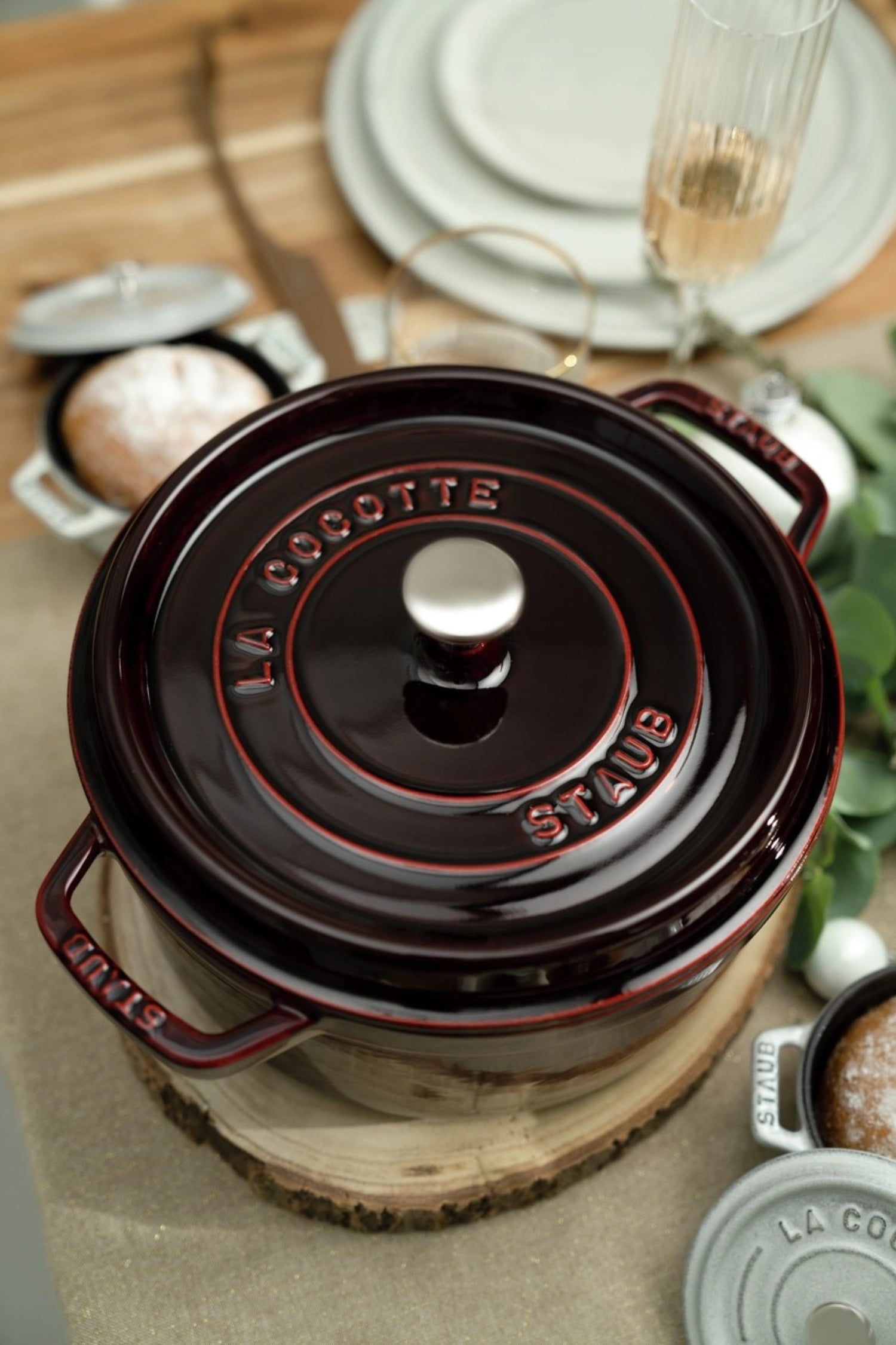 Runde Cocotte von Staub in Grenadine-Rot, 24 cm, aus Gusseisen, ideal für schmackhafte Gerichte und stilvolle Präsentation.