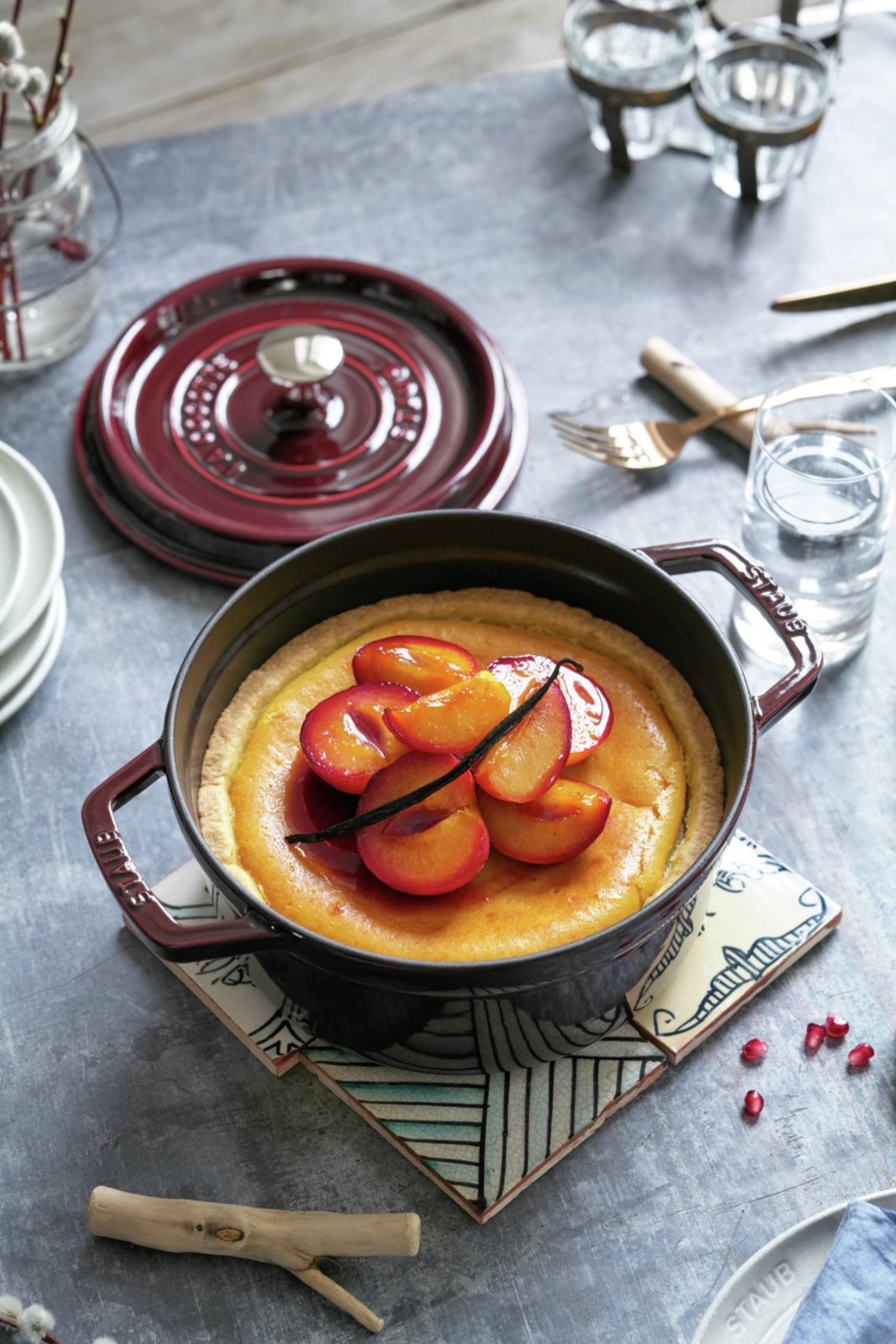Runde Cocotte in strahlendem Grenadine-Rot, 24 cm, aus langlebigem Gusseisen, ideal für schmackhafte Gerichte und stilvolle Präsentation.