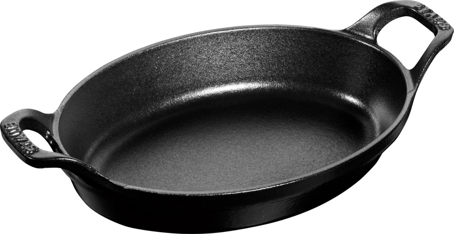 Hochwertige ovale Auflaufform von Staub, 32 cm, ideal für die Zubereitung und Präsentation von herzhaften und süßen Aufläufen.