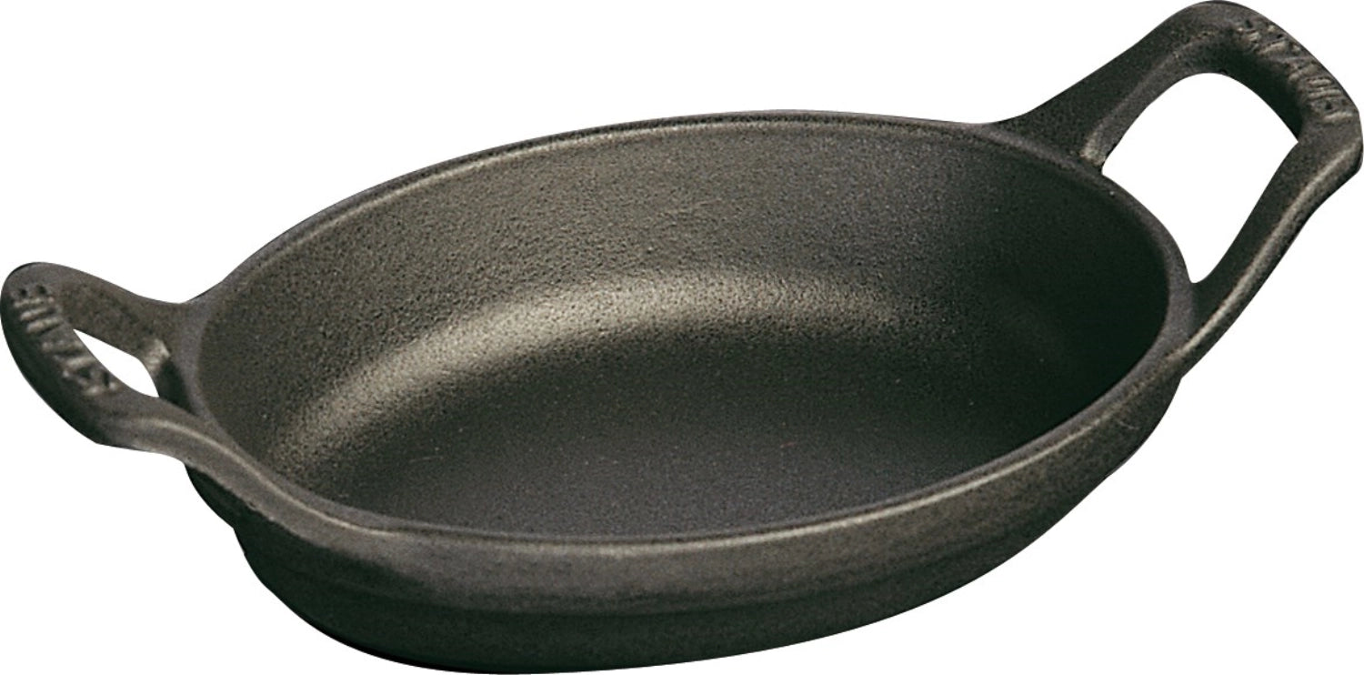 Ovaler Auflaufform von Staub, 32 cm, ideal für die Zubereitung und Präsentation von herzhaften und süßen Aufläufen in stilvollem Design.