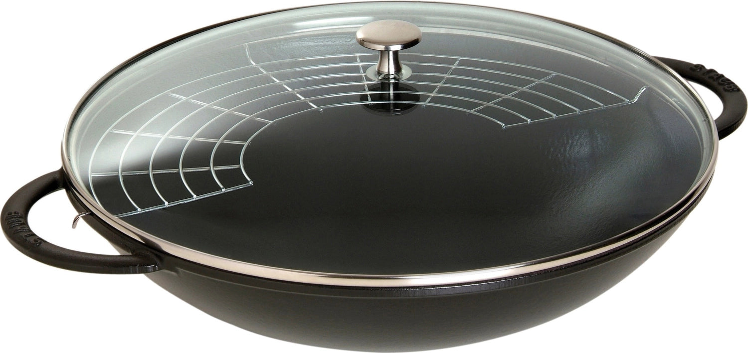 Entdecken Sie den Staub Wok mit Glasdeckel 5.7l: Hochwertiges Gusseisen, ideal für große Portionen, effizientes Kochen und stilvolles Design.