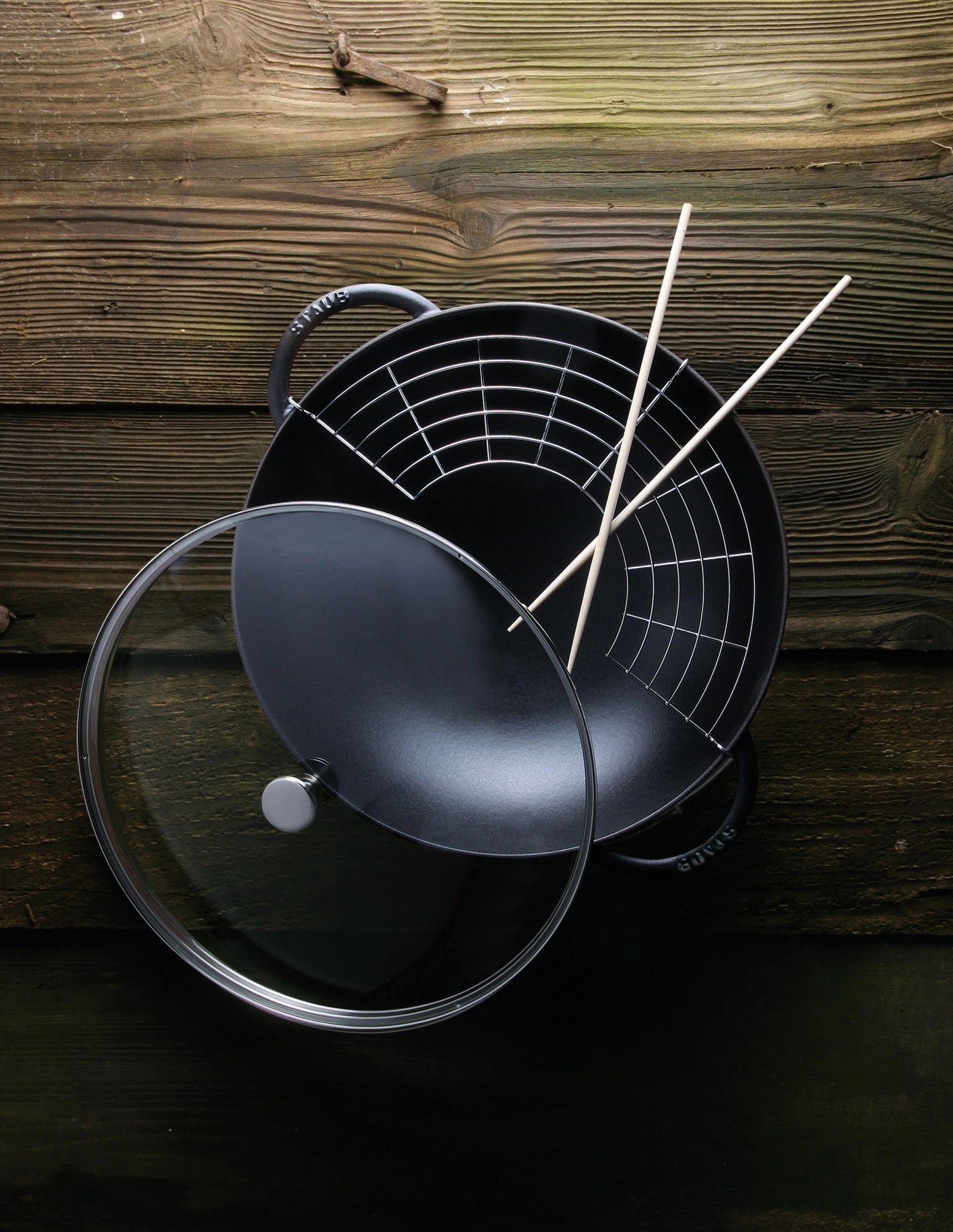 Entdecken Sie den Staub Wok mit 5.7l und Glasdeckel: Hochwertiges Gusseisen für gleichmäßige Wärmeverteilung, ideal für kreative Kochabenteuer.