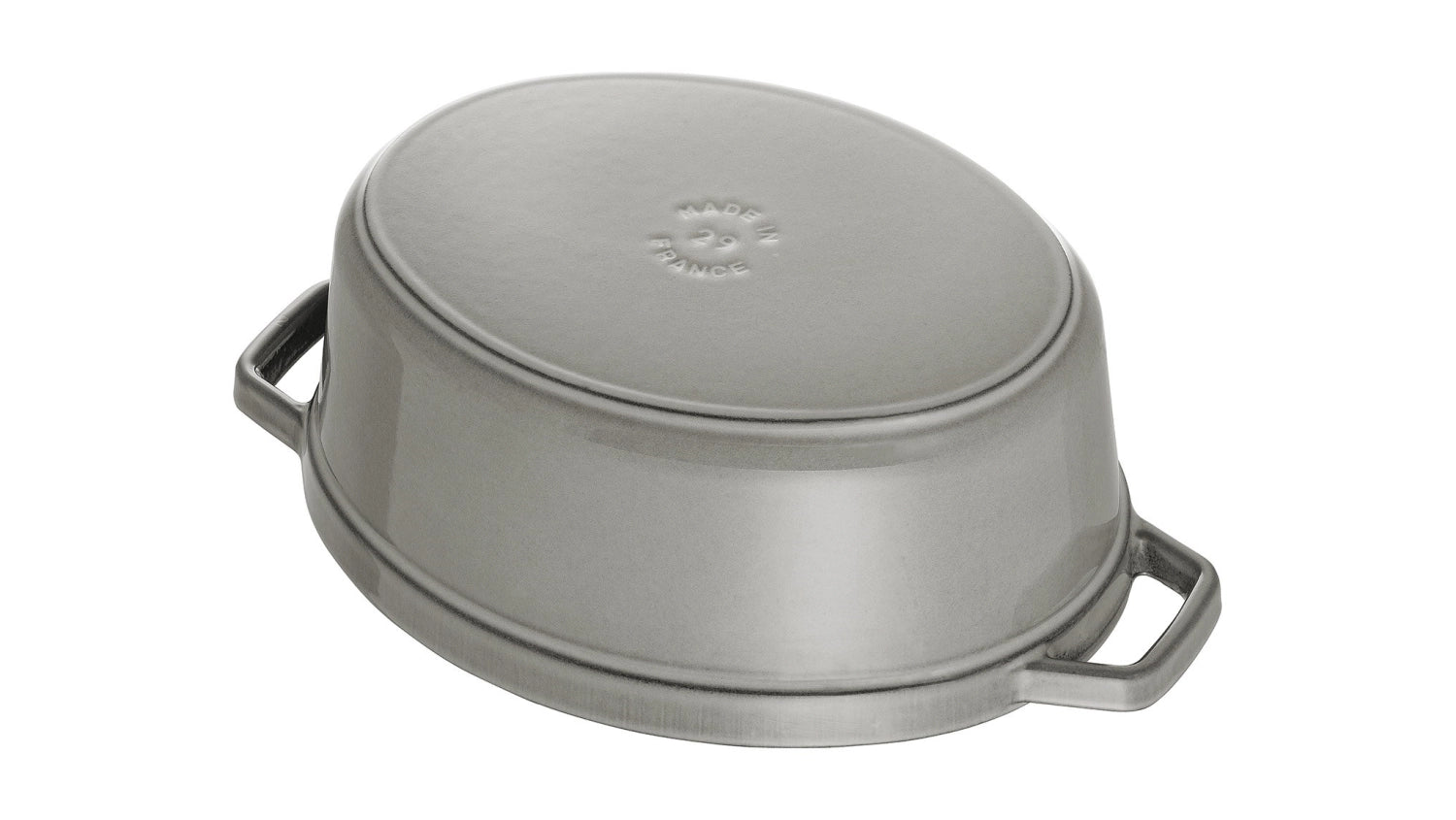 Die Staub Cocotte oval 1.0l aus Gusseisen ist Ihr perfekter Küchenhelfer für schmackhafte Eintöpfe und aromatische Schmorgerichte. Robust und langlebig!