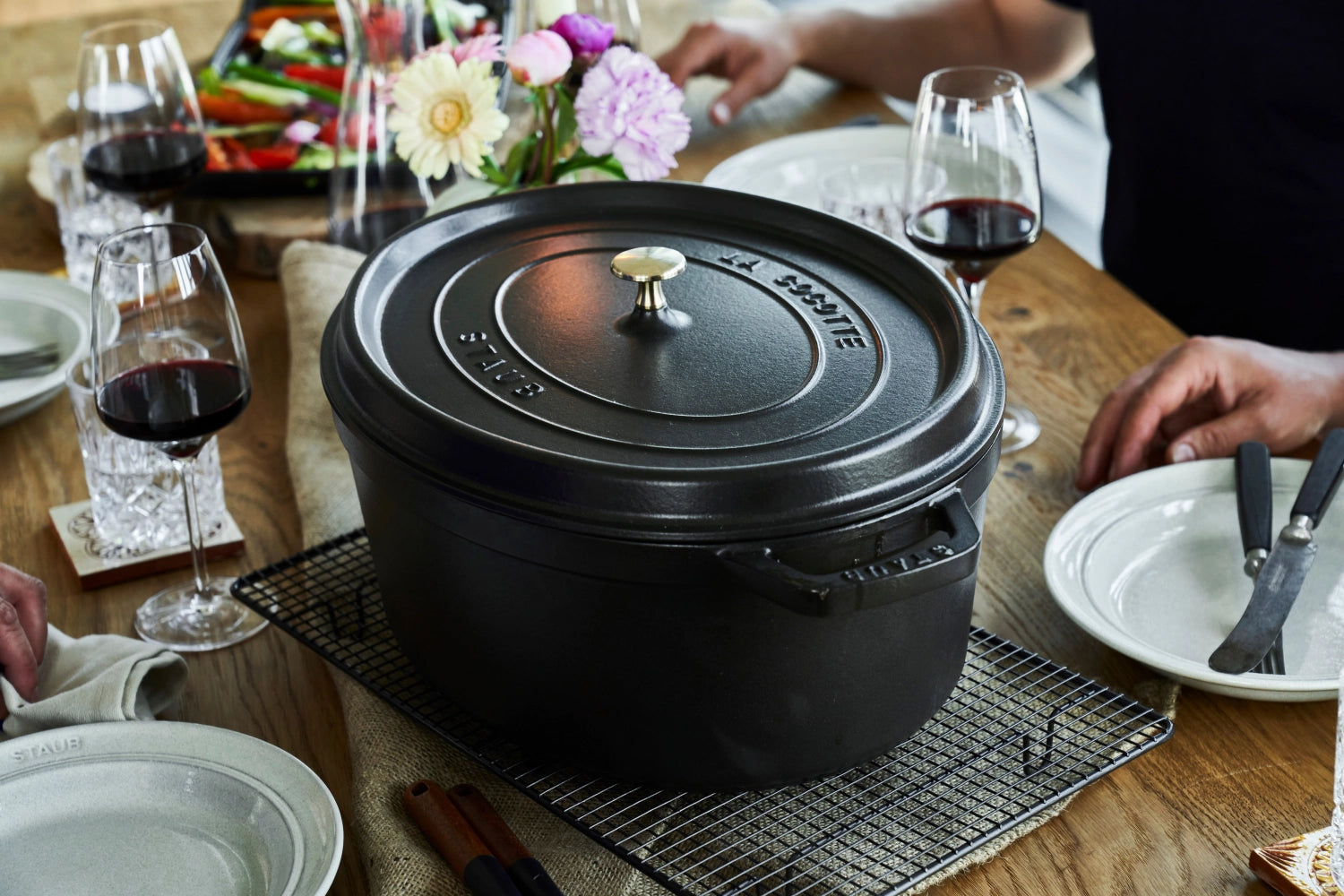 Elegante ovale Cocotte von Staub mit 12 Litern, perfekt für große Gerichte und stilvolles Servieren in der modernen Küche.