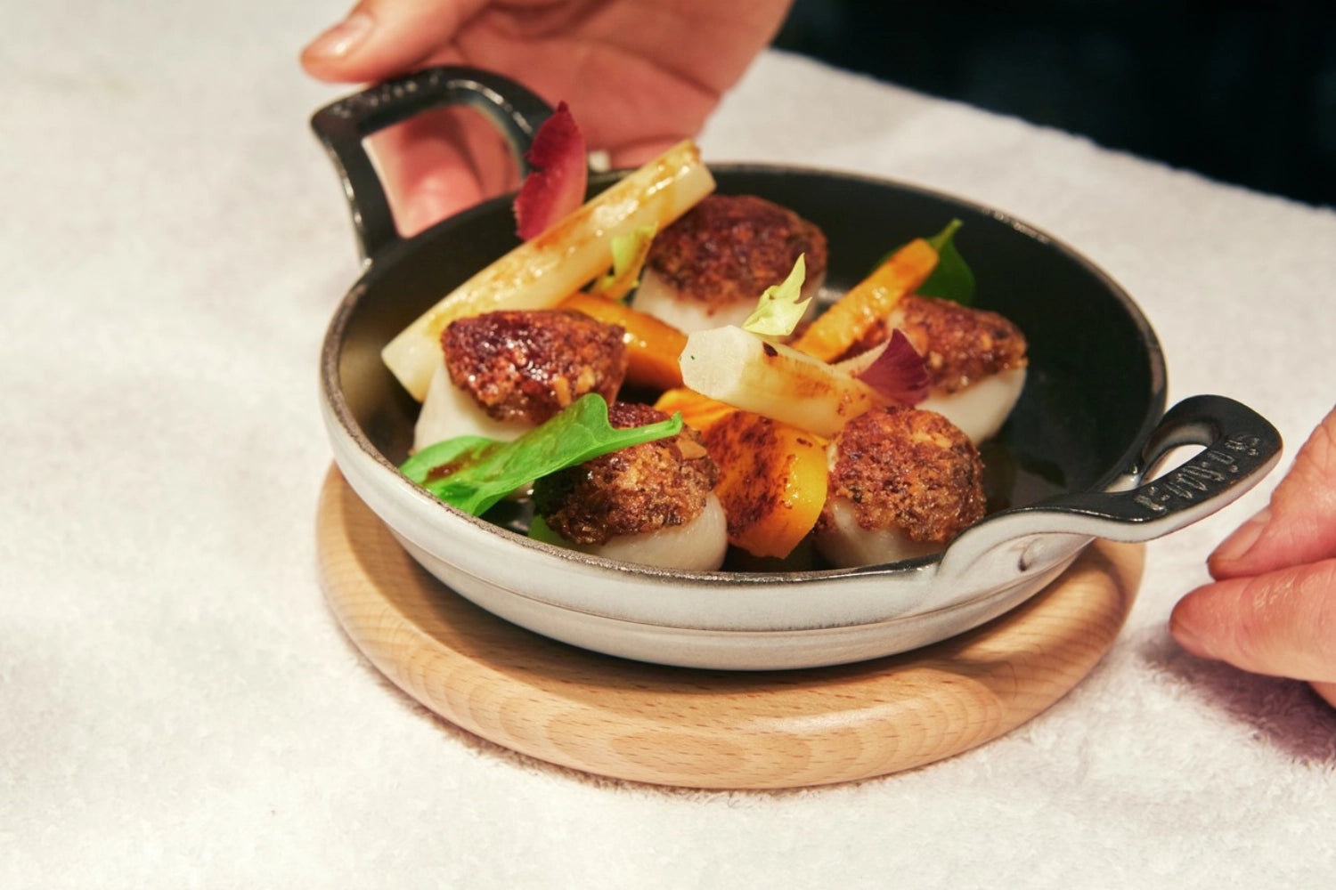 Hochwertige magnetische Untersetzer aus Buche, die Sicherheit und Stil vereinen. Perfekt für jeden Anlass und pflegeleicht.