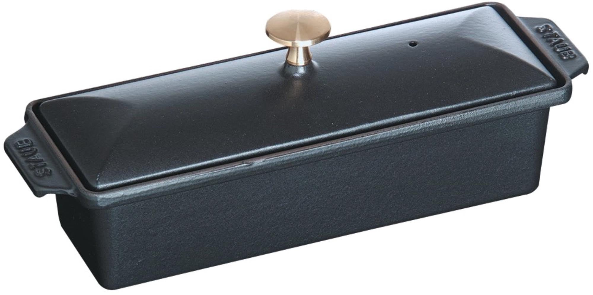 Entdecken Sie die elegante Staub Terrinenform groß in Schwarz (30x11cm) aus hochwertigem Gusseisen. Ideal für Aufläufe, Suppen und Eintöpfe.