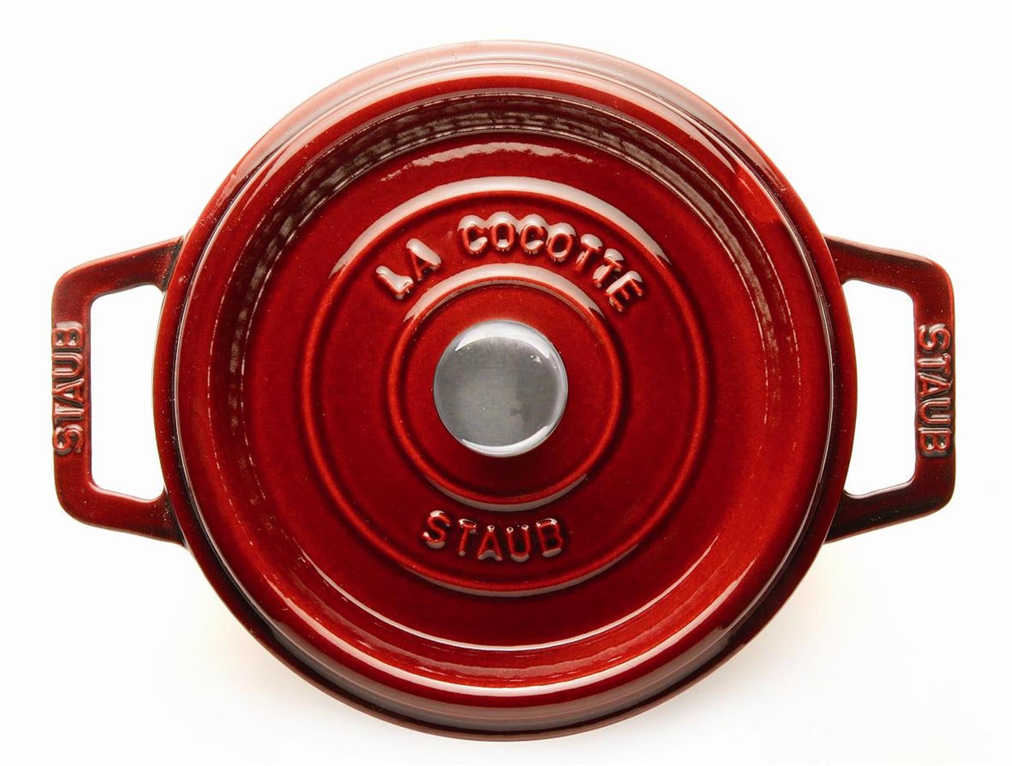 Elegante runde Mini Cocotte von Staub (0.25l) – perfekt für individuelle Portionen und ansprechende Tischdekoration in edlem Design.