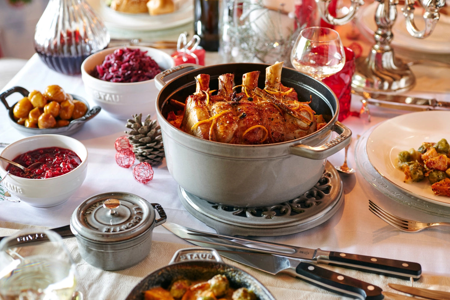 Runde Cocotte von Staub mit 8,35 l Volumen, ideal zum langsamen Garen und Servieren von köstlichen Gerichten in stilvollem Design.