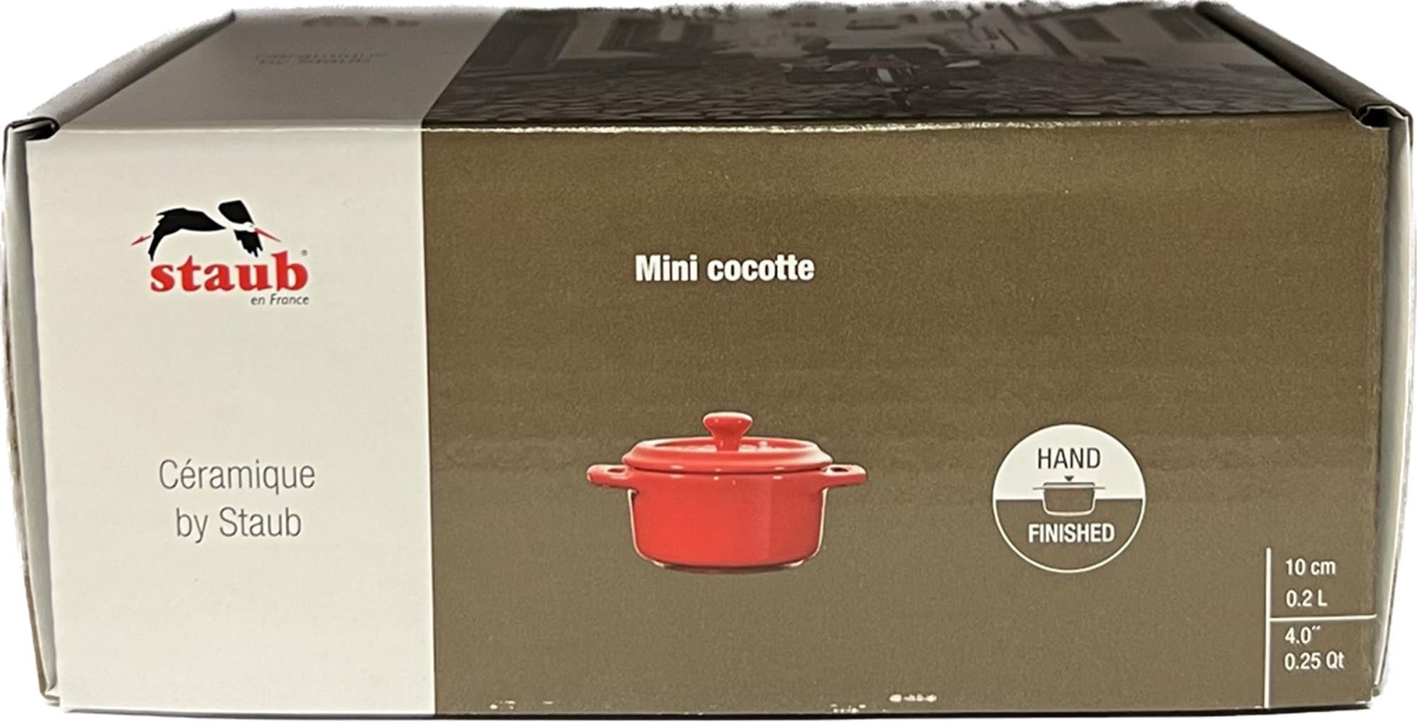 Die Staub Mini Cocotte in kirschrot (Ø10 cm, 0,2l) vereint Stil und Funktionalität. Perfekt für kleine Gerichte und einfach zu reinigen.