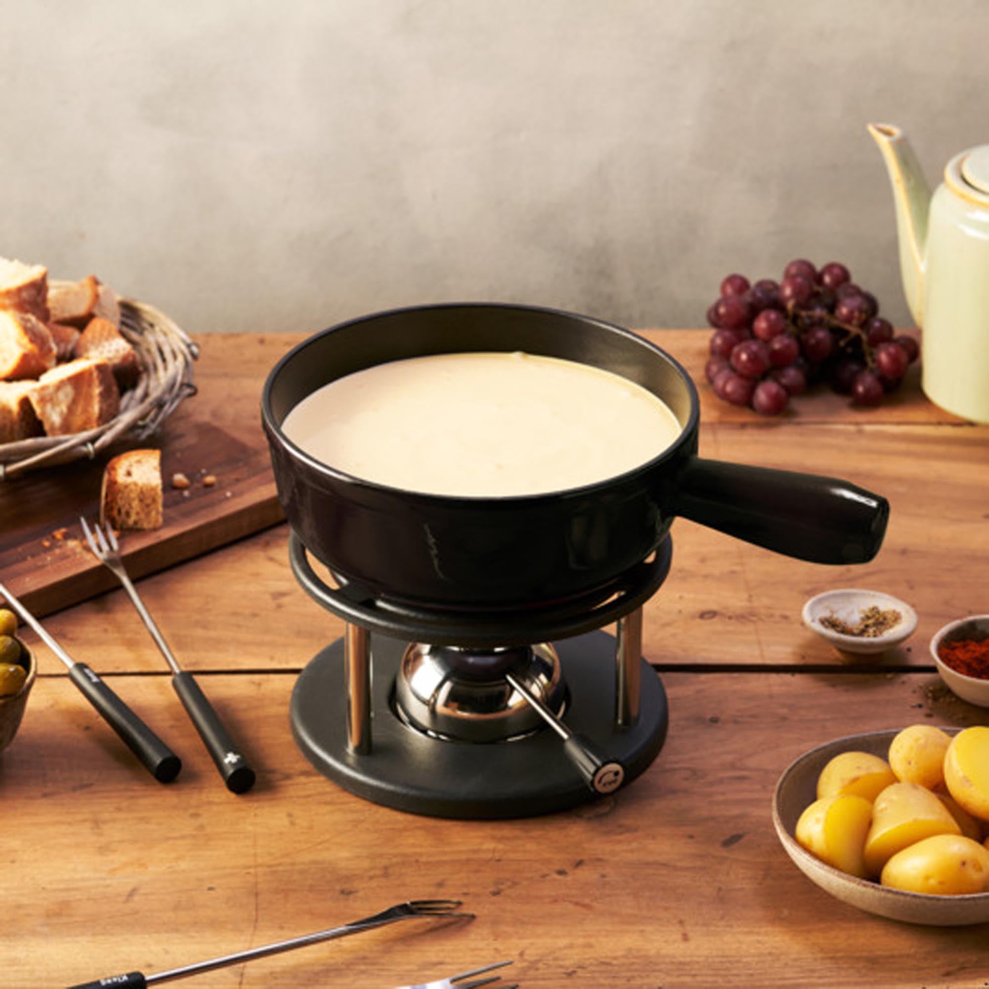 Eleganter Gusseisen-Fonduetopf von KISAG, 20 cm, ideal für Käse- und Fleischfondue. Robust, kratzfest, perfekte Wärmeverteilung.
