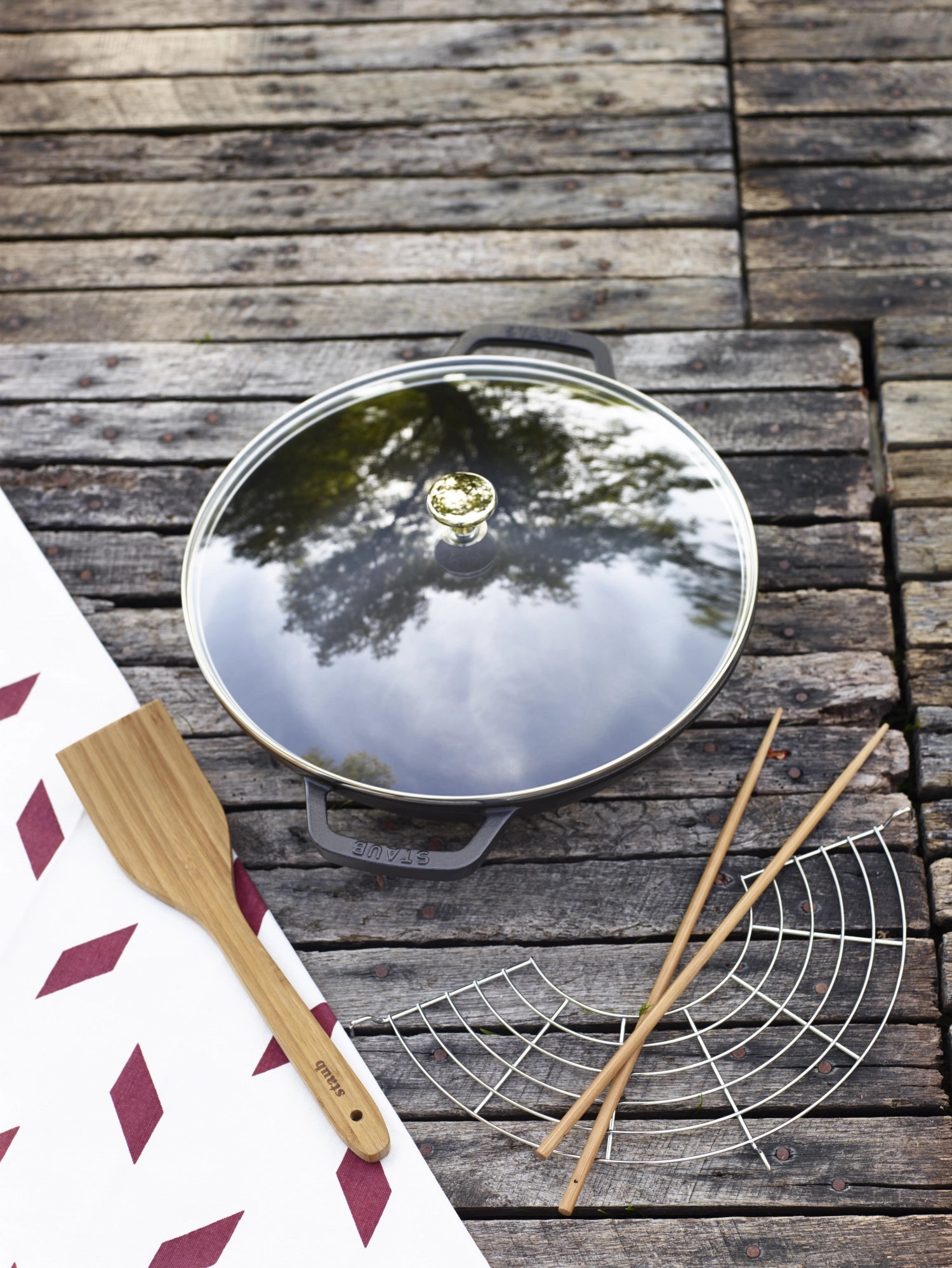 Wok mit Glasdeckel 4.4l in Schwarz präsentiert im Onlineshop von KAQTU Design AG. Pfanne/Topf ist von Staub