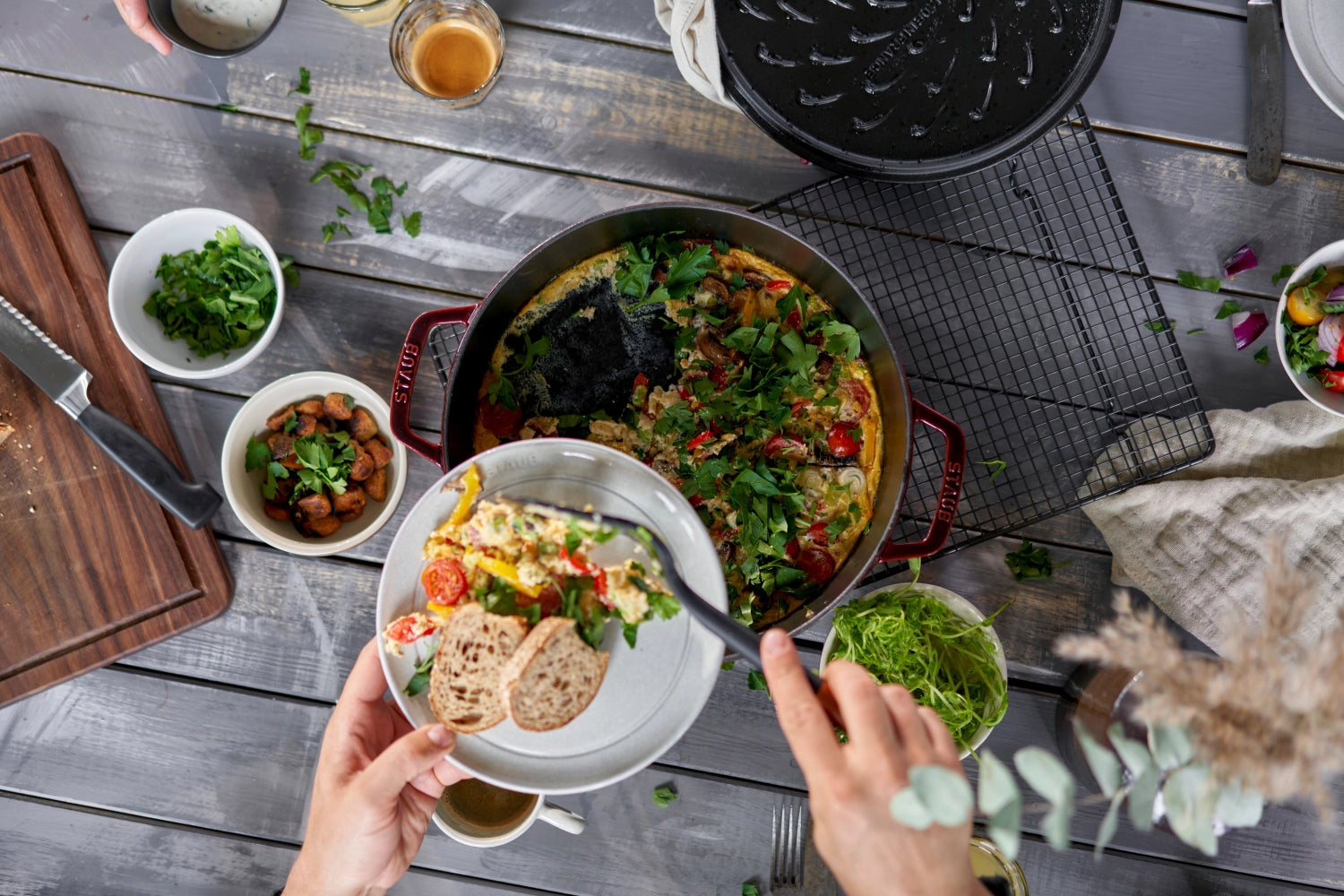 Erleben Sie die Schmorpfanne Chistera 28 cm in elegantem Bordeaux von Staub. Perfekt für aromatisches Garen und vielseitige Kochkünste.