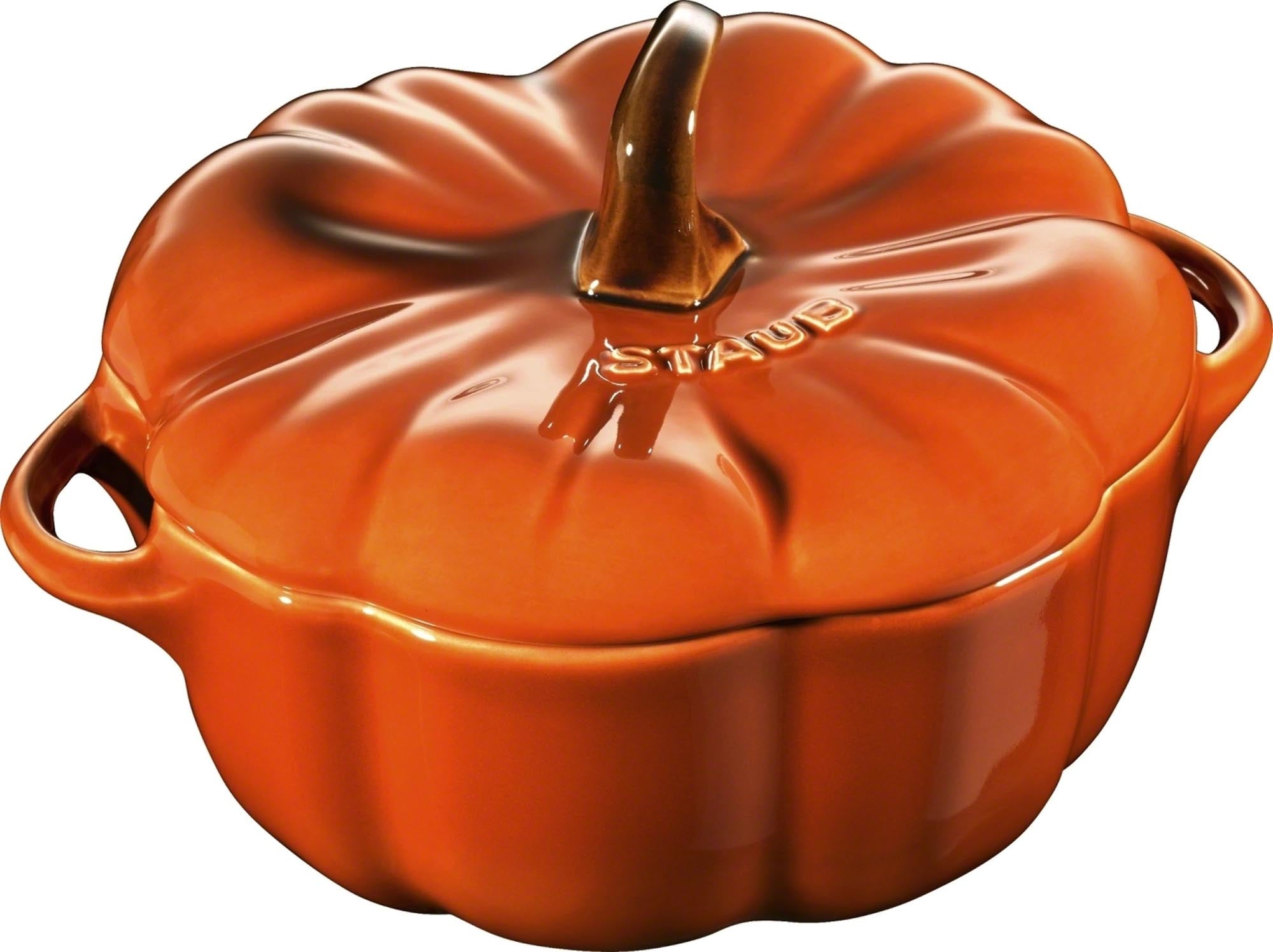 Die Staub Cocotte 15 cm in Kürbis-Design, Zimt-Farbe, 0.6l, vereint Ästhetik und Funktionalität für gleichmässiges Garen.