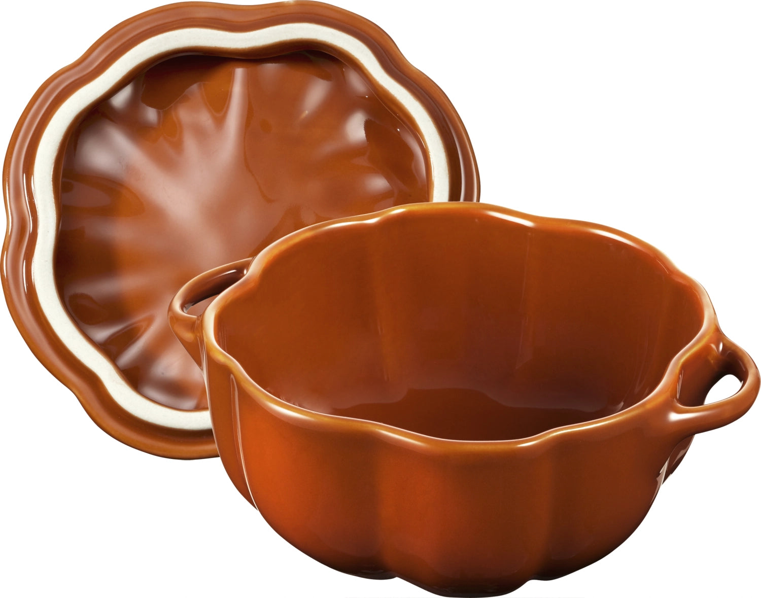 Kleine, leuchtend orangefarbene Cocotte von Staub mit Zimt-Akzenten, 12 cm, 0.5l, ideal für stilvolle Gerichte und dekorative Anlässe.