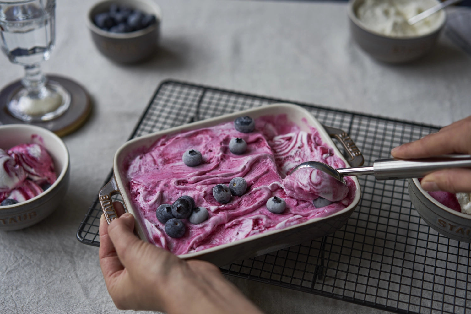 Erleben Sie das elegante 2er Set Keramik Ofenformen von Staub. Perfekt für vielseitige Rezepte, hitzebeständig und leicht zu reinigen.