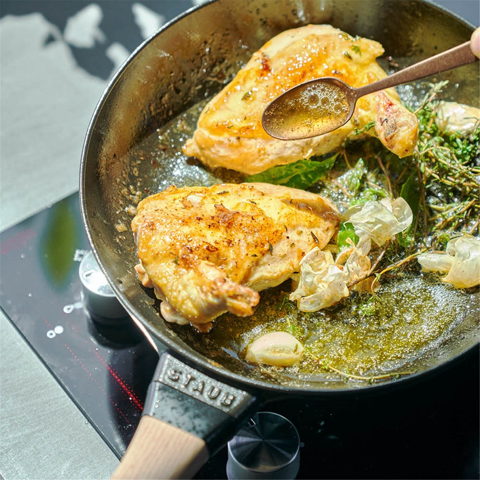 Entdecken Sie die Staub Bratpfanne mit Holzgriff: Robust, elegant und ideal für gleichmäßiges Braten von Fleisch, Fisch und Gemüse.