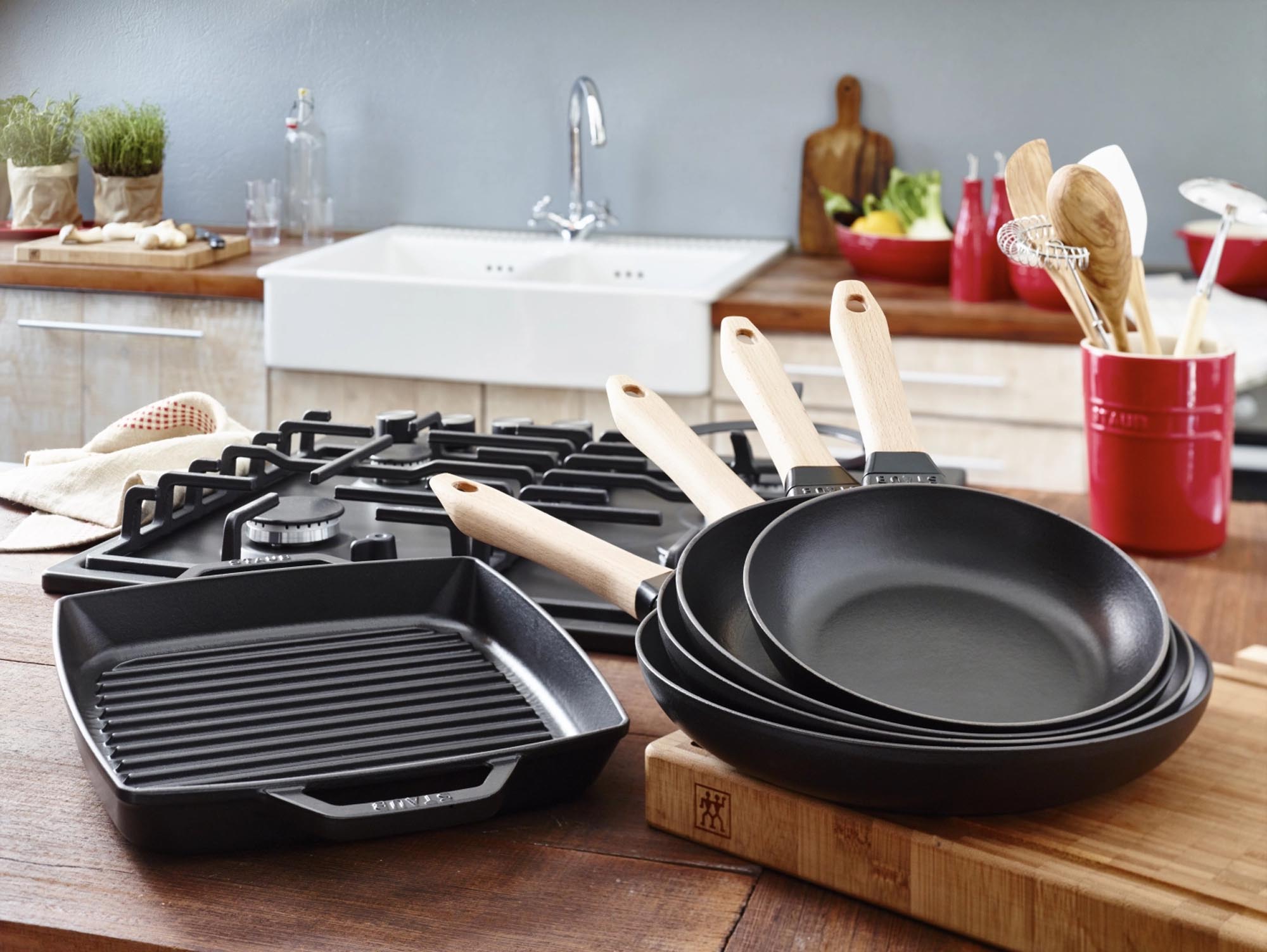 Entdecken Sie die Staub Bratpfanne mit elegantem Holzgriff. Gusseisen für optimale Wärmeverteilung und stilvolles Servieren.