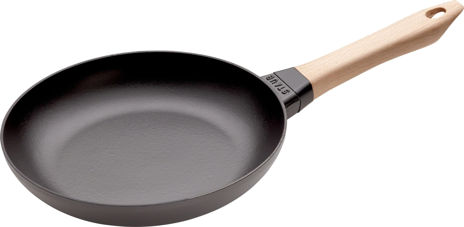 Elegante Staub Bratpfanne mit Holzgriff, ideal für Induktionsherde, Durchmesser 32 cm, perfekt für vielseitige Kochanwendungen.