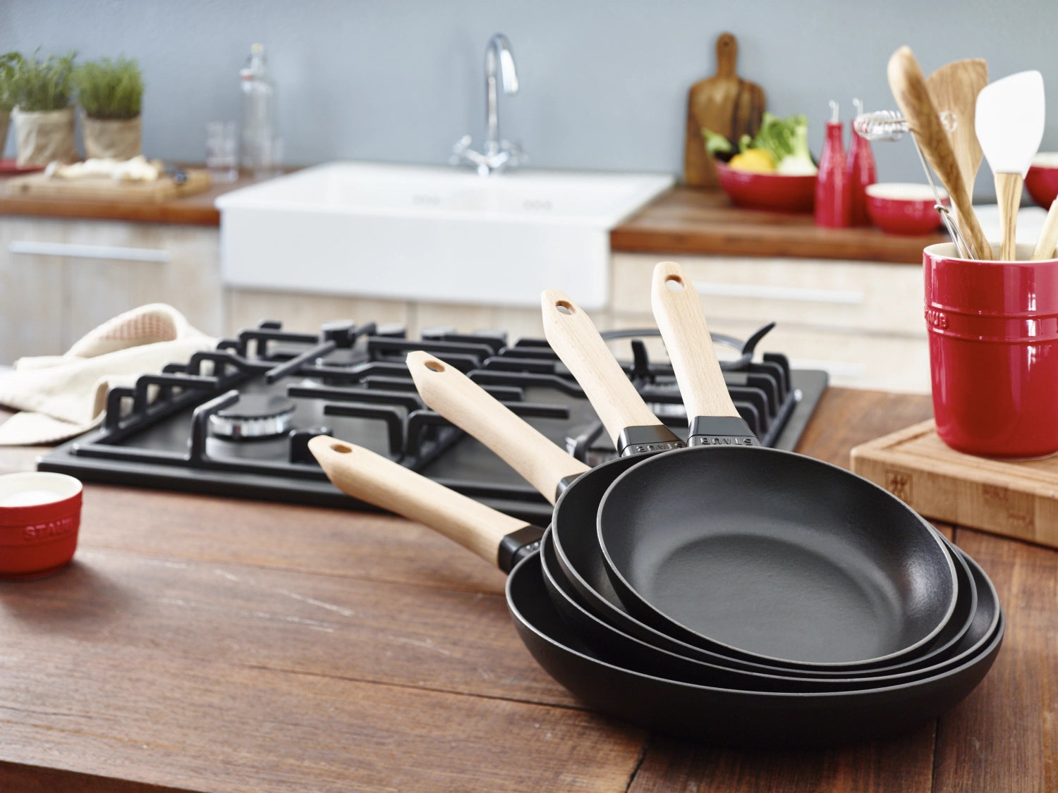 Hochwertige Staub Bratpfanne mit ergonomischem Holzgriff, 32 cm Durchmesser, ideal für schmackhafte Gerichte auf Induktionsherden.