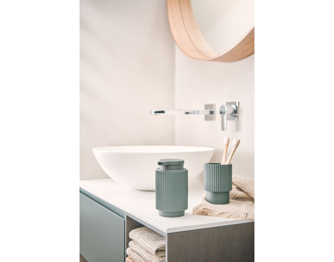 Der grüne Zahnputzbecher Stripes von ZELLER PRESENT aus Keramik besticht durch sein modernes Streifenmuster und bietet Platz für Zahnpflegeutensilien.