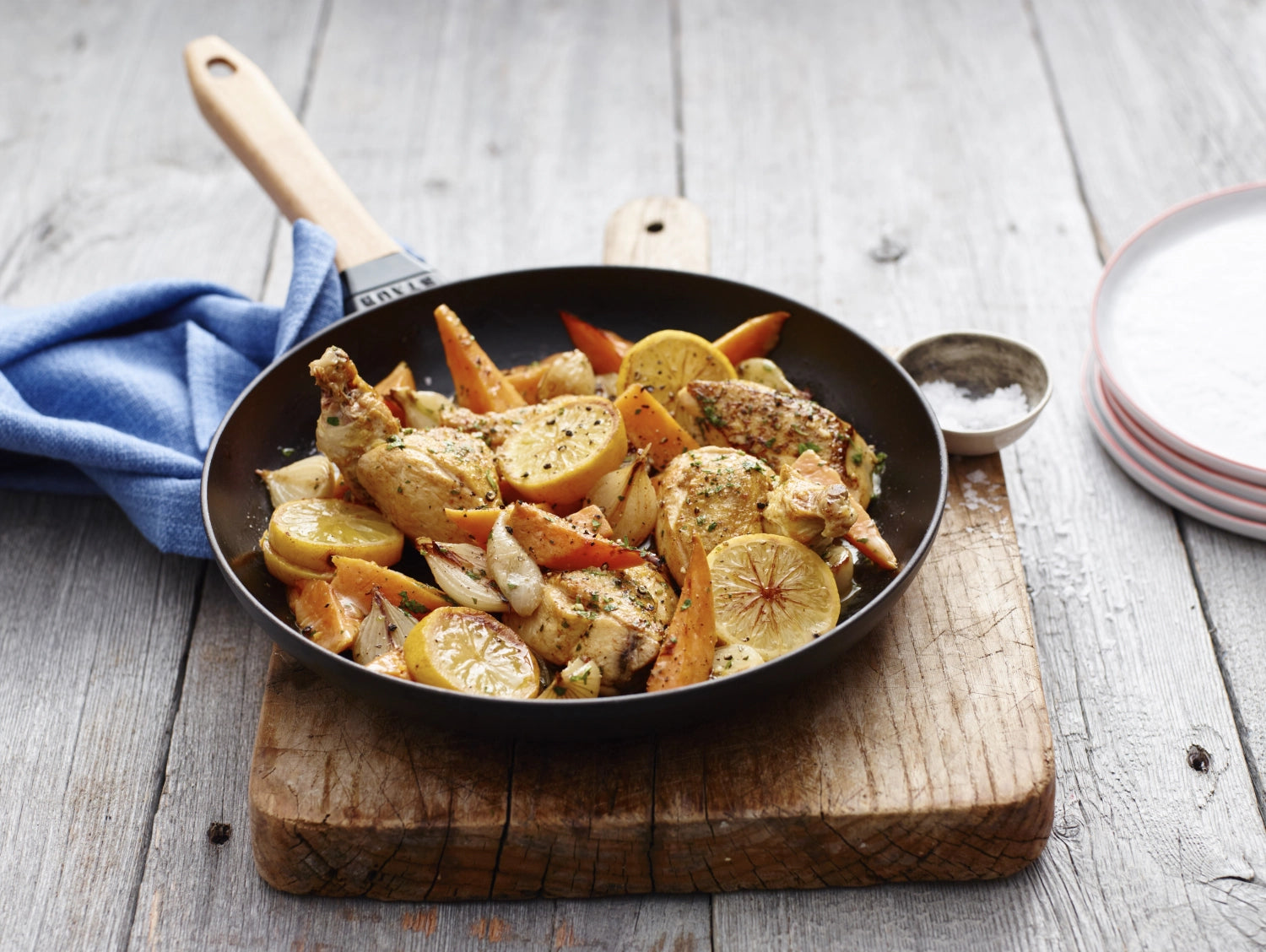 Hochwertige Staub Bratpfanne mit stilvollem Holzgriff, 32 cm, ideal für schmackhafte Bratgerichte und optimale Hitzeverteilung.
