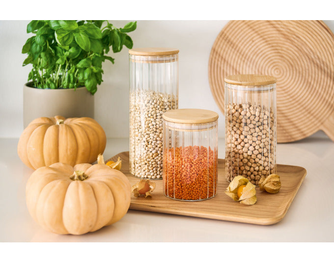 Elegantes Vorratsglas (850 ml) mit Rillenstruktur und Bambusdeckel, ideal für trockene Lebensmittel. Nachhaltig und stilvoll.