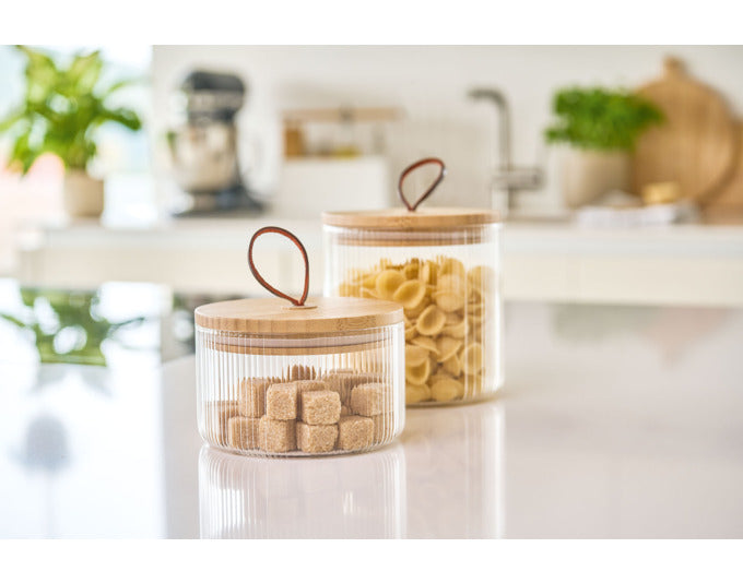 Elegantes Vorratsglas mit Rillen, 520 ml, Bambusdeckel, luftdicht, ideal für Reis, Nudeln, Gewürze. Stilvoll und umweltfreundlich.