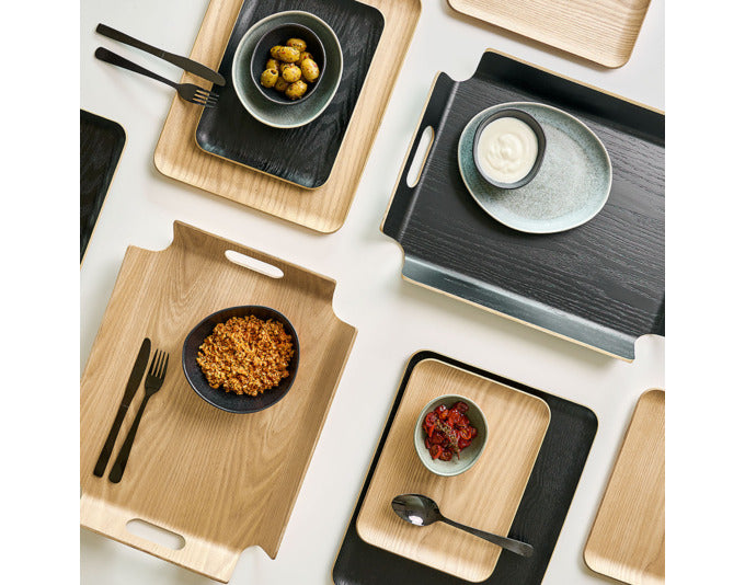 Elegantes ZELLER Serviertablett aus Holz mit Eichenfurnier, ideal für stilvolles Servieren von Speisen und Getränken. Pflegeleicht und vielseitig einsetzbar.