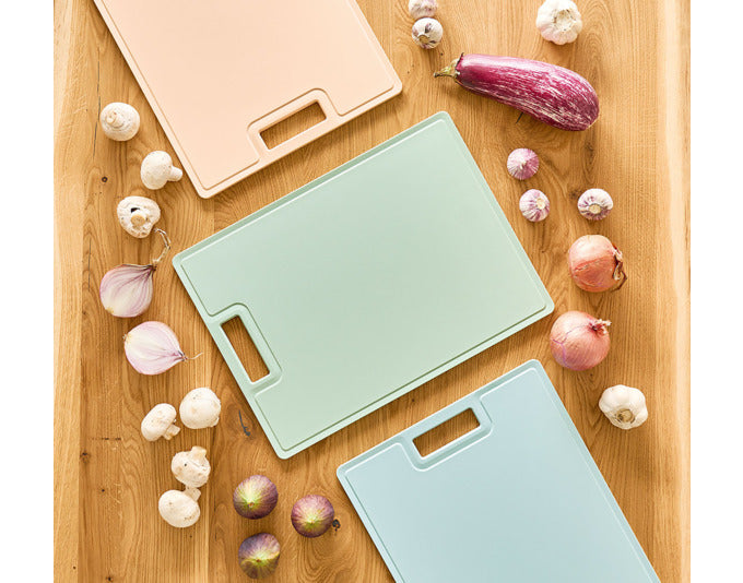 ZELLER Schneidbrett Kunststoff puder 38x28x0.85 cm in  präsentiert im Onlineshop von KAQTU Design AG. Schneidbrett ist von ZELLER PRESENT