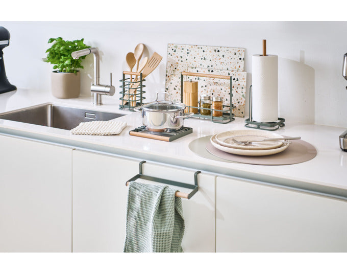 Eleganter Topfuntersatz aus Metall und Buche, 18x18x2 cm, von ZELLER PRESENT. Robust, hitzebeständig und pflegeleicht.