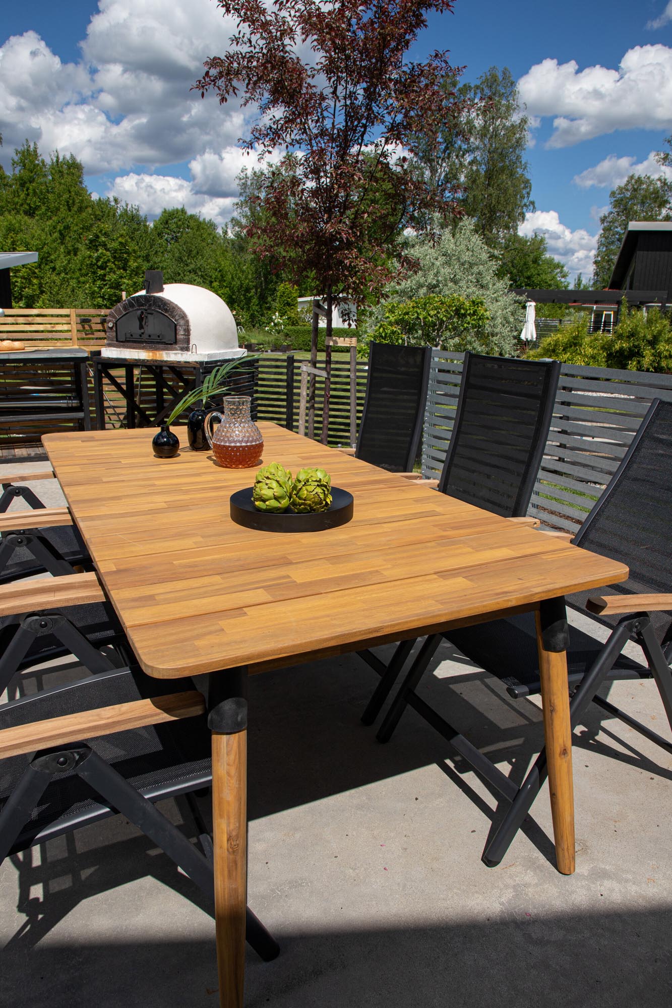Robuster Julian Gartentisch aus Akazienholz für moderne Aussenbereiche.