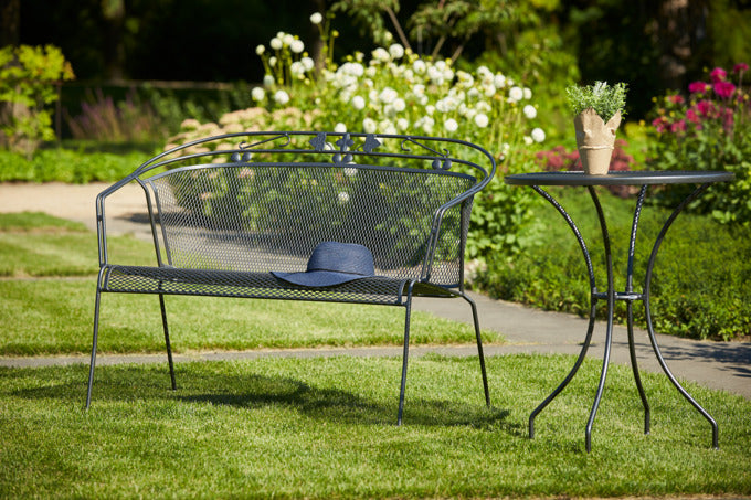 Elegante, graue Gartenbank aus Aluminium, witterungsbeständig, komfortabel, ideal für Garten, Terrasse oder Balkon.