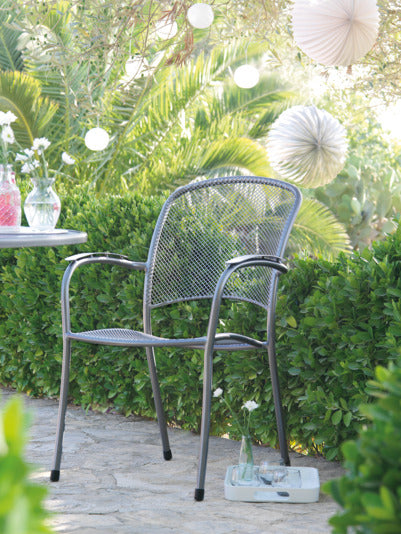 Eleganter Sessel Carlo aus robustem Streckmetall, wetterfest, mit komfortablen Armlehnen – ideal für Garten und Terrasse.