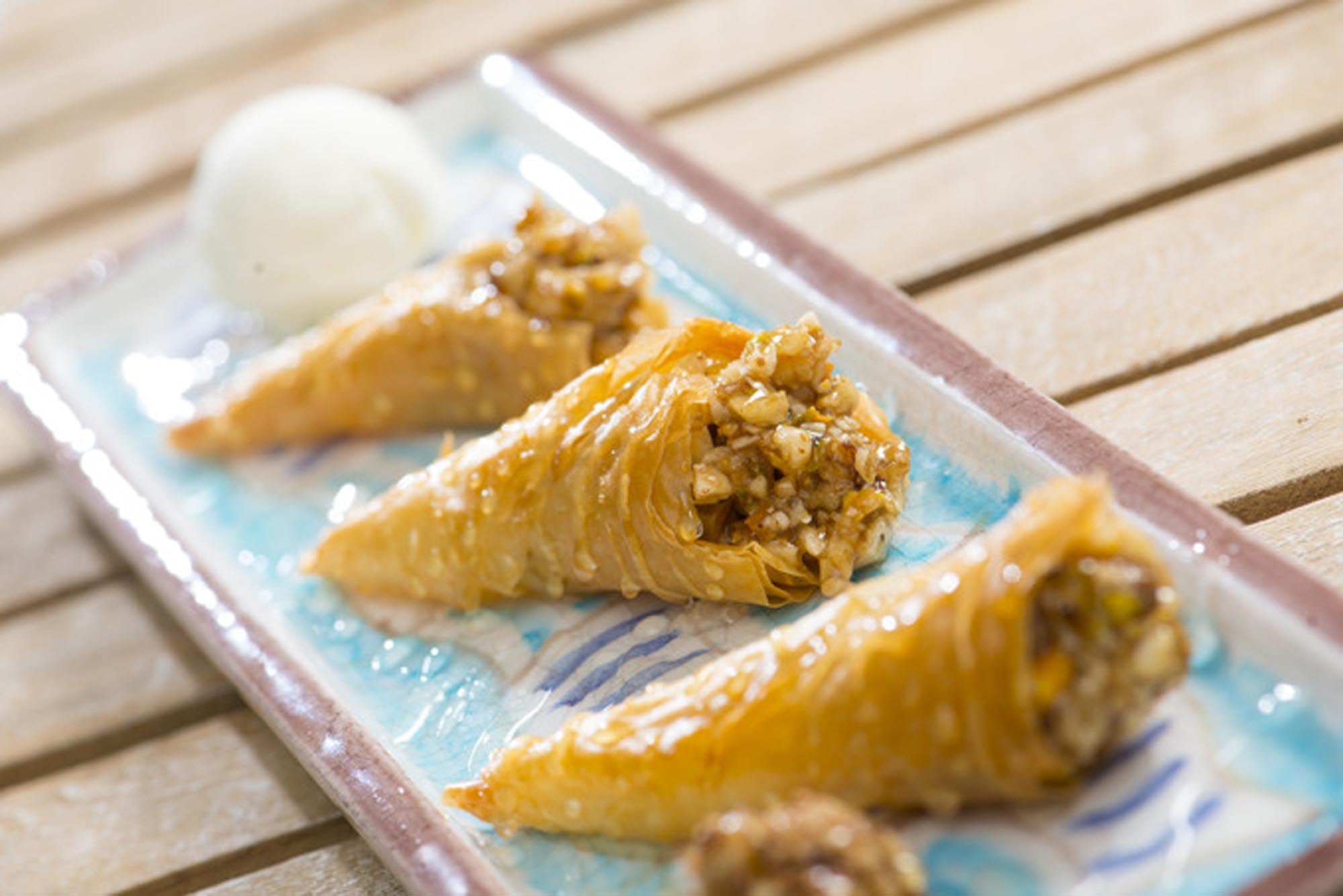 Mini Cornetspitzen von DECORA: 8 Stück, ø2.5x8 cm, ideal für präzise Sahne- und Schokoladendekorationen, spülmaschinenfest.