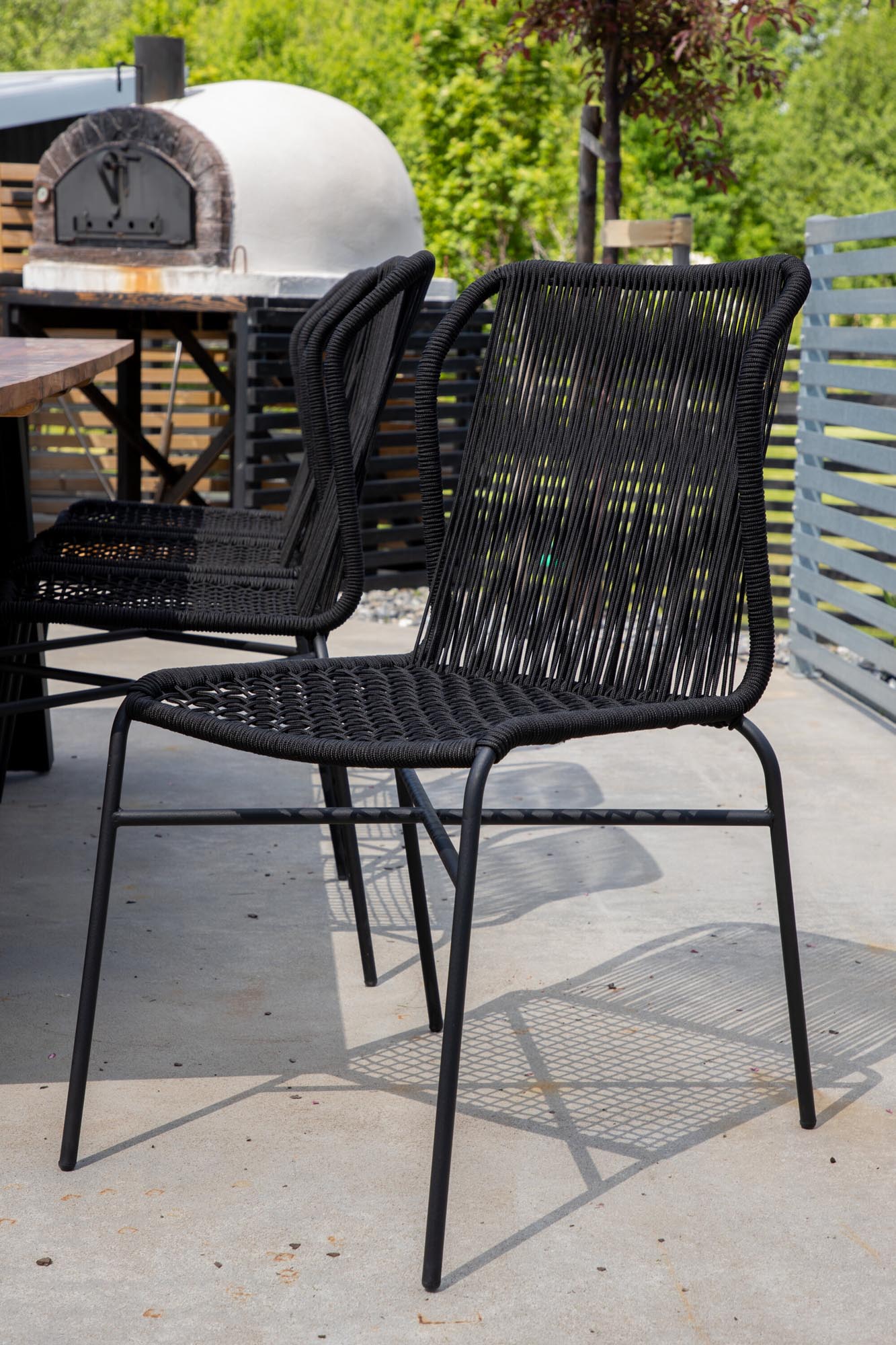 Moderner Julian Gartenstuhl von Venture Home: Komfortabel, wetterfest und stapelbar für jeden Außenbereich. Perfekt für entspannte Sommertage!