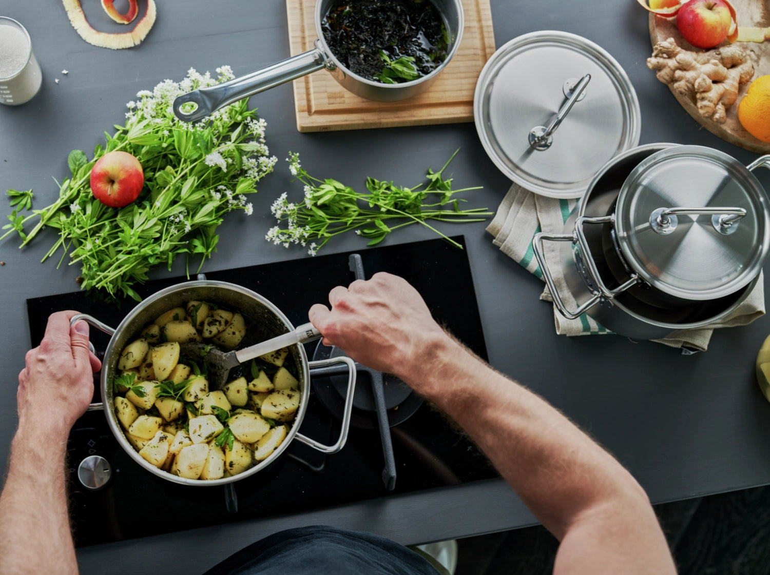 Elegantes 4-teiliges Kochgeschirr-Set von Zwilling Twin Classic, gefertigt aus robustem Edelstahl für optimale Wärmeverteilung und vielseitige Kochmöglichkeiten.