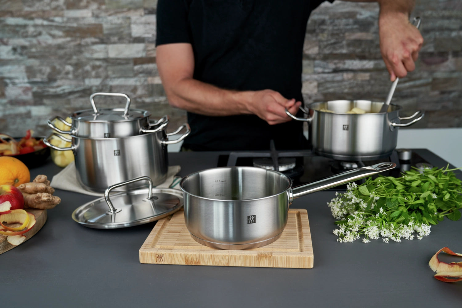Elegantes 4-teiliges Kochtopfset von Zwilling Twin Classic, perfekt für vielseitige Kochanwendungen, gefertigt aus robustem Edelstahl für optimale Leistung.
