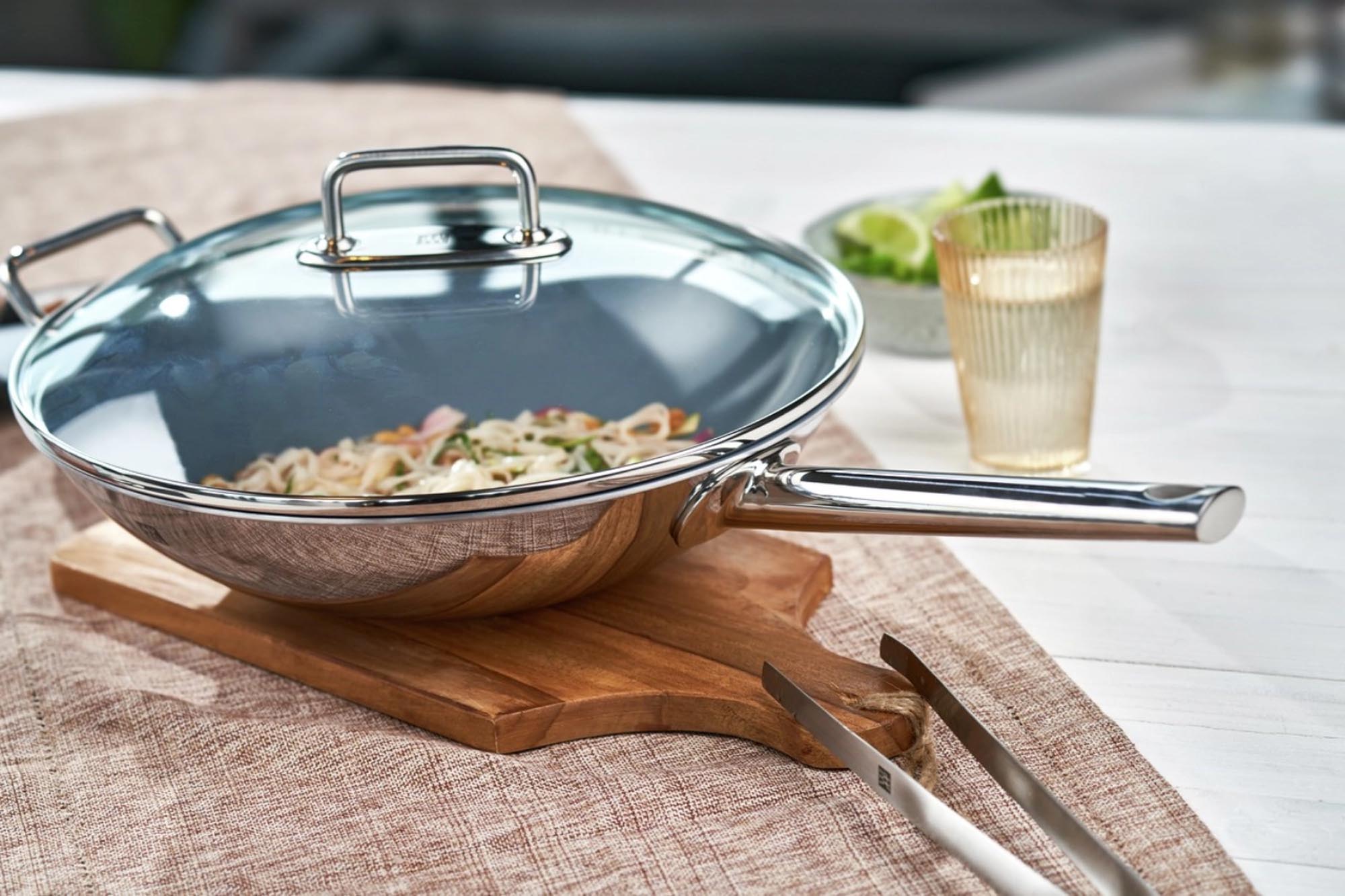 Zwilling Plus Wok 32 cm, beschichtet, ideal für asiatische Gerichte, gesundes Braten und vielseitige Kochkreationen.
