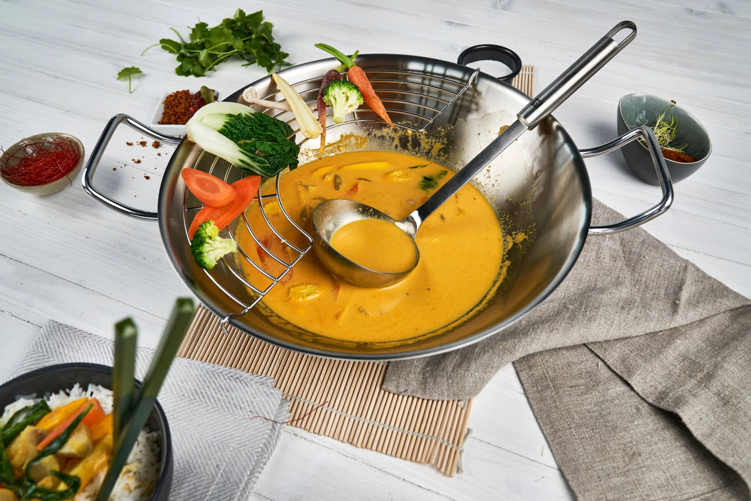 Hochwertiger Zwilling Plus Wok mit einem Durchmesser von 32 cm, ideal für gesundes Kochen und Braten, robust und langlebig.