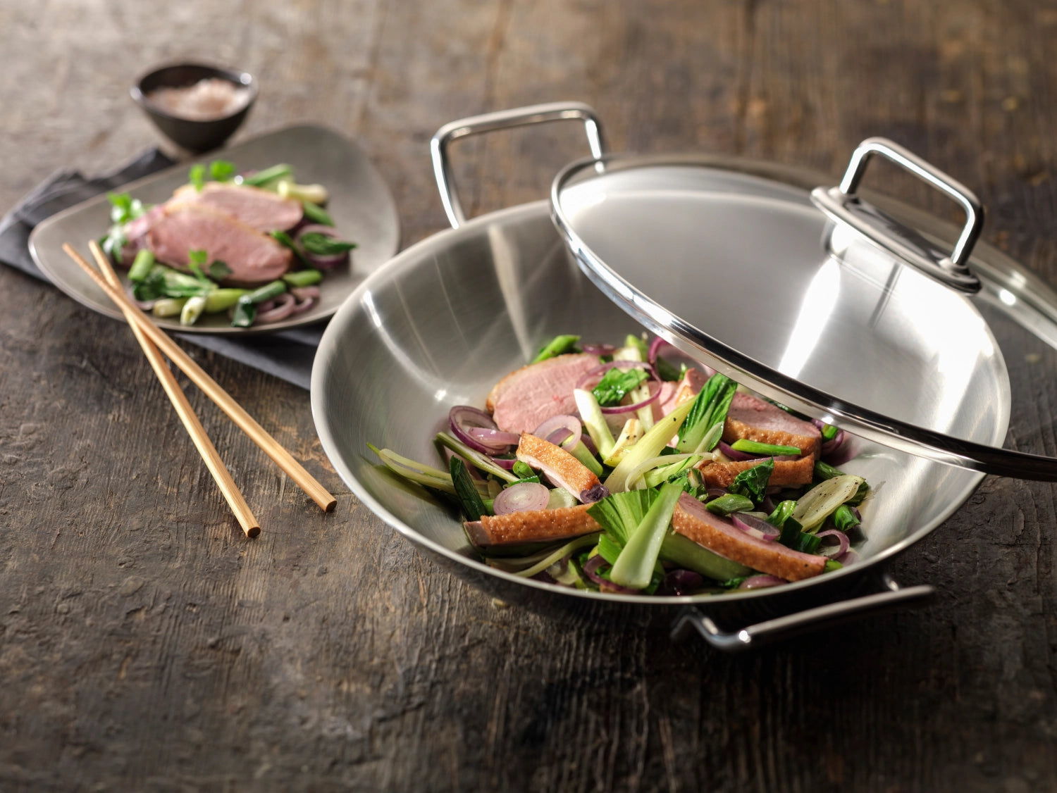 Eleganter Zwilling Plus Wok mit 32 cm Durchmesser, perfekt für vielseitige Zubereitung von asiatischen Gerichten und Gemüse.