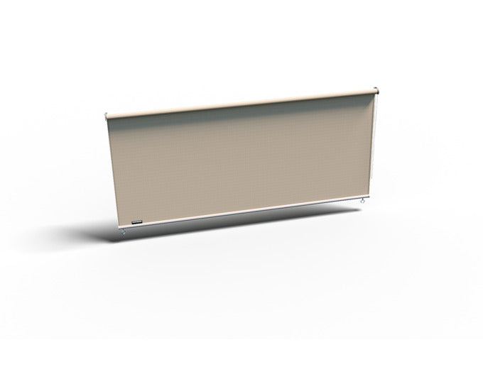 Das PLATINUM SUN & SHADE Rollo Coolfit in Sand (240x198 cm) bietet stilvollen Sonnenschutz für Terrasse oder Garten.