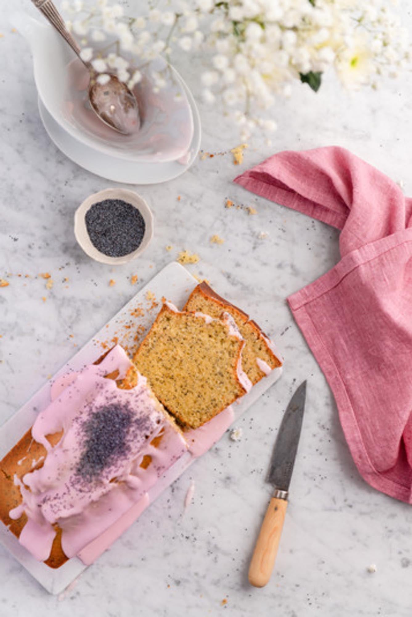 Elegantes Eiche Schneidebrett mit praktischer Edelstahl Schublade, 39x27x6 cm, für stilvolle und effiziente Küchenarbeit.