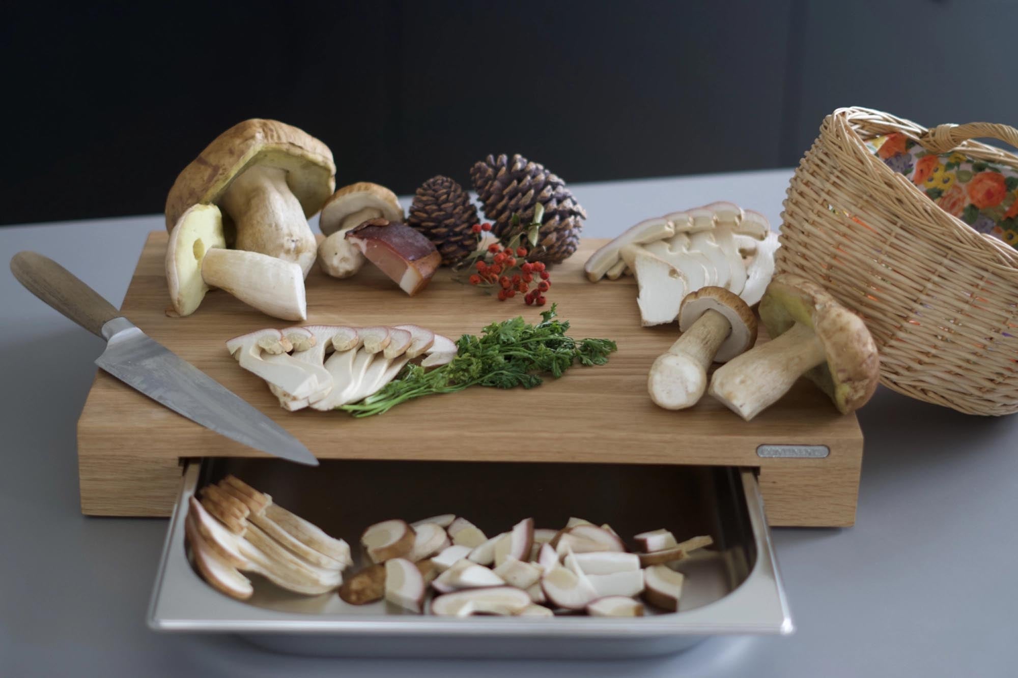 Elegantes Eiche Schneidebrett mit integrierter Edelstahl-Schublade für optimale Funktionalität und stilvolle Küchenausstattung.