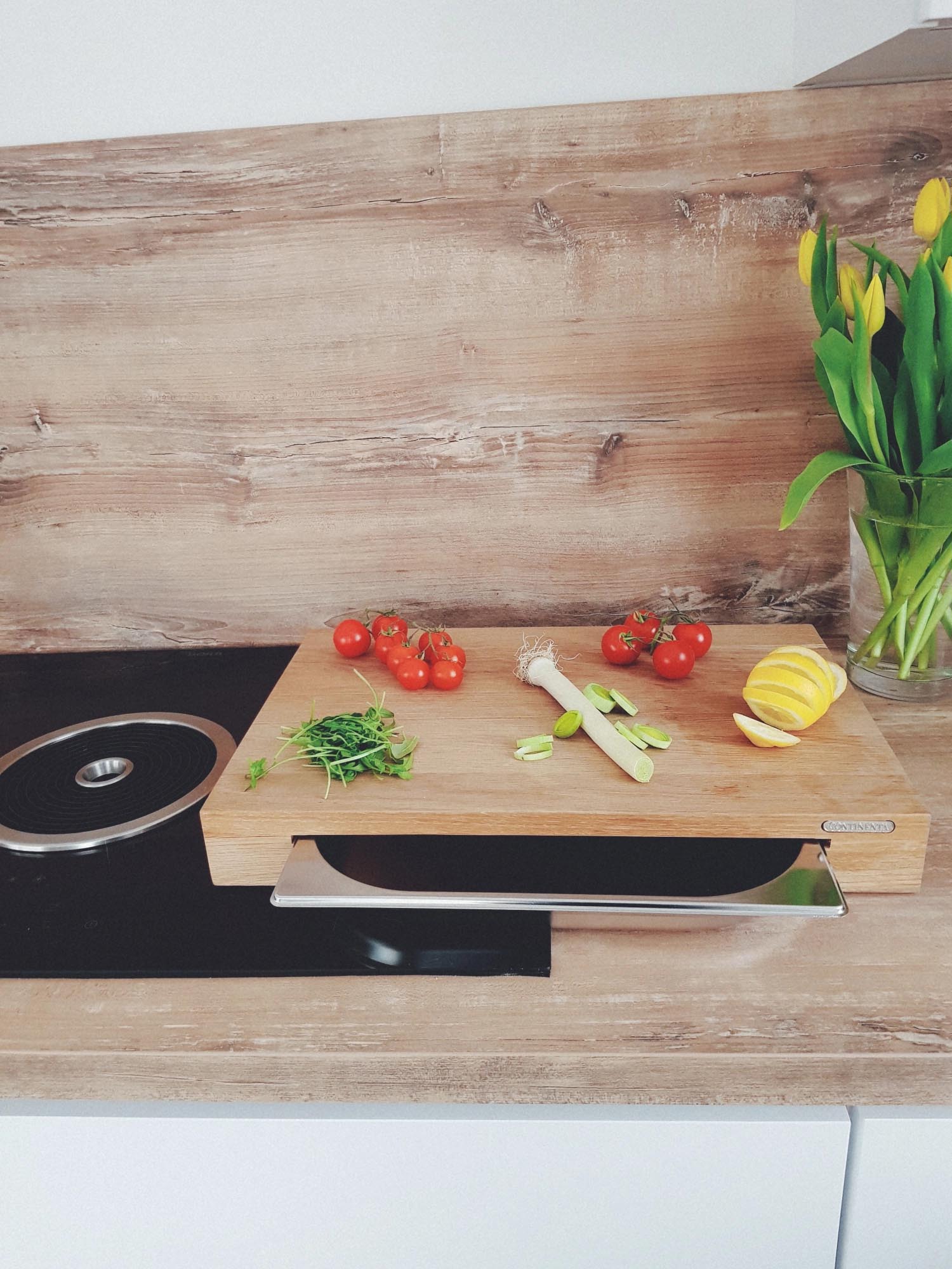 Hochwertiges Eiche Schneidebrett mit praktischer Edelstahl-Schublade für stilvolles Kochen und optimale Organisation in Ihrer Küche.