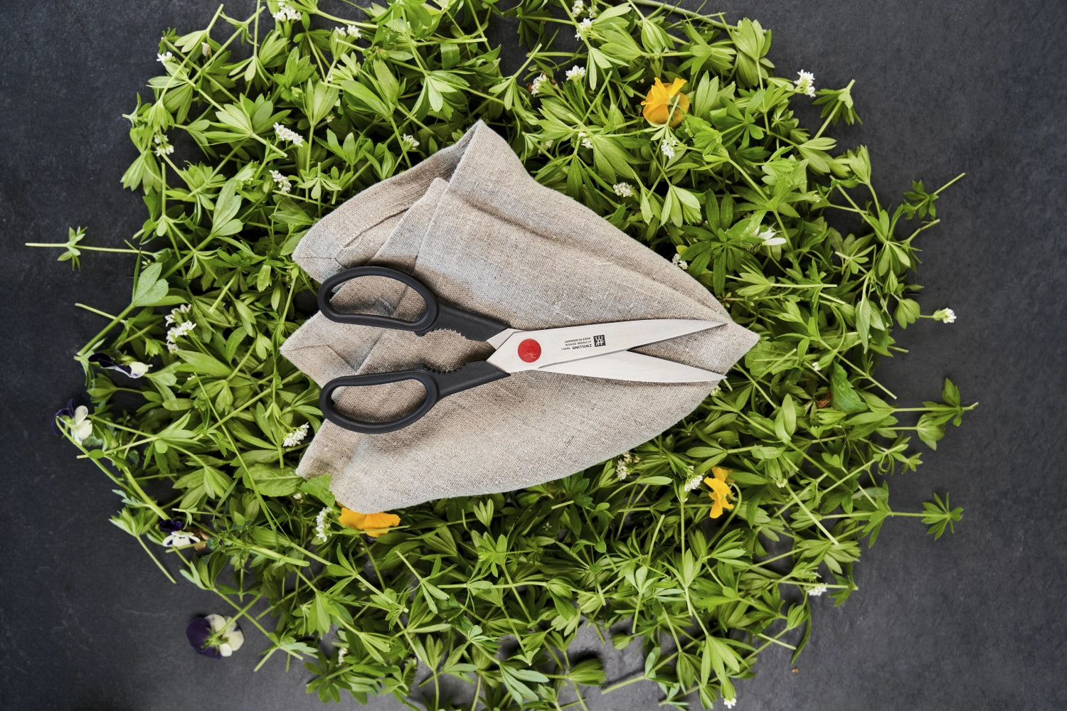 Twin L Vielzweckschere von Zwilling Kitchen, 230mm lang, vielseitig einsetzbar für Haushalt und Küche, mit ergonomischem Design und scharfen Klingen.