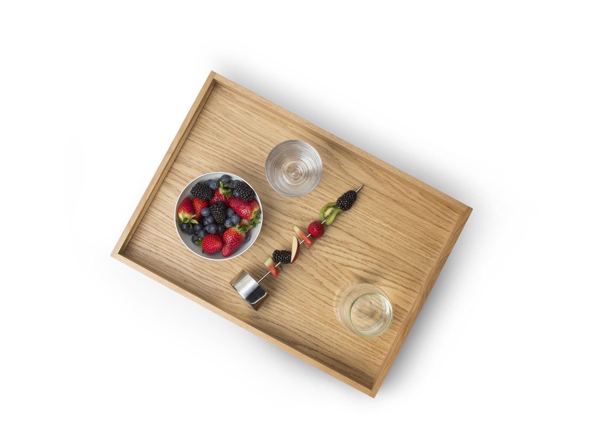 Hochwertiges Eiche Tablett von Continenta, 49x35x6,3 cm, perfekt für Getränke und Snacks, vereint Funktionalität mit zeitloser Eleganz.